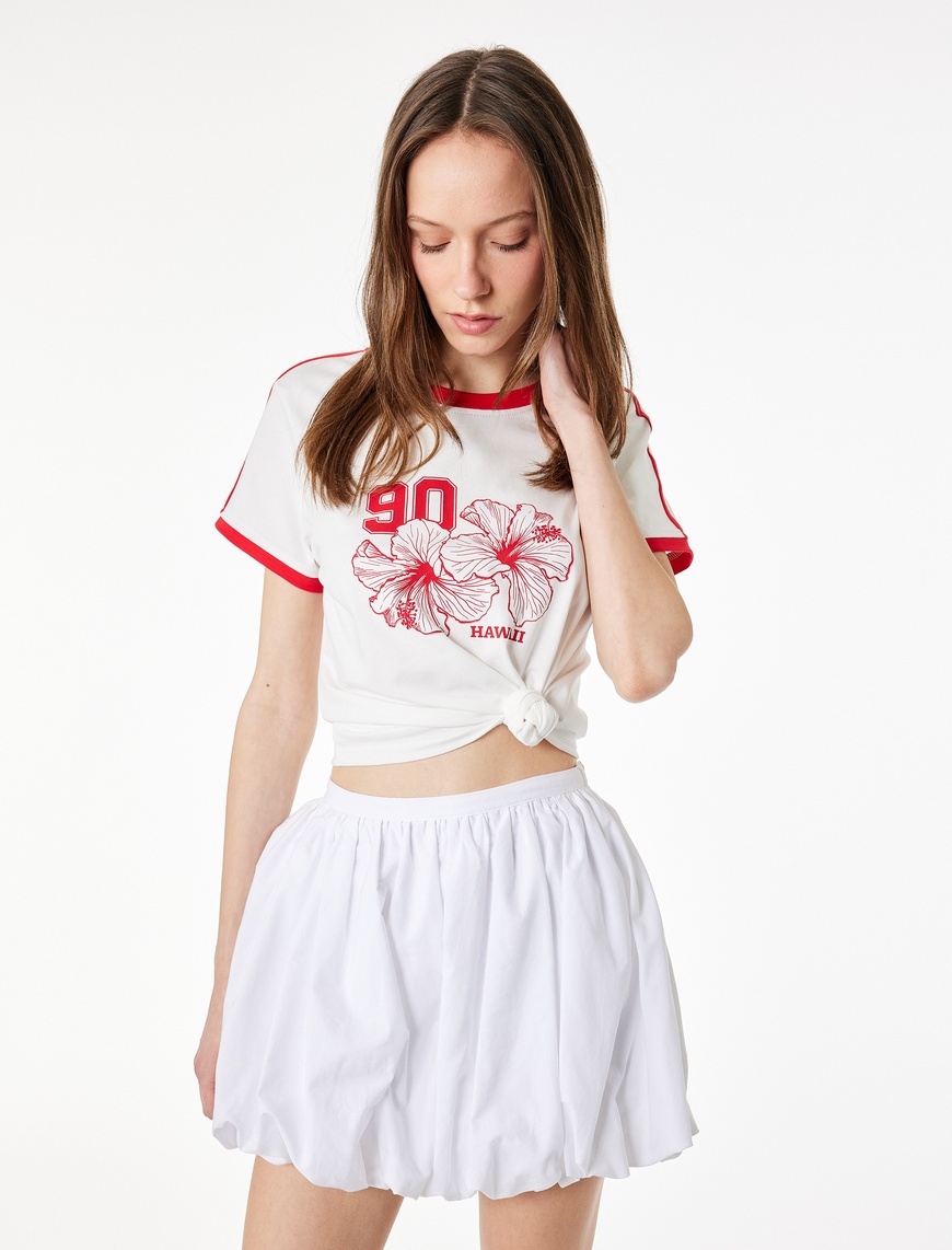 Ekru Biyeli Slim Fit Kısa Kollu Bisiklet Yaka Hibiskus Baskılı