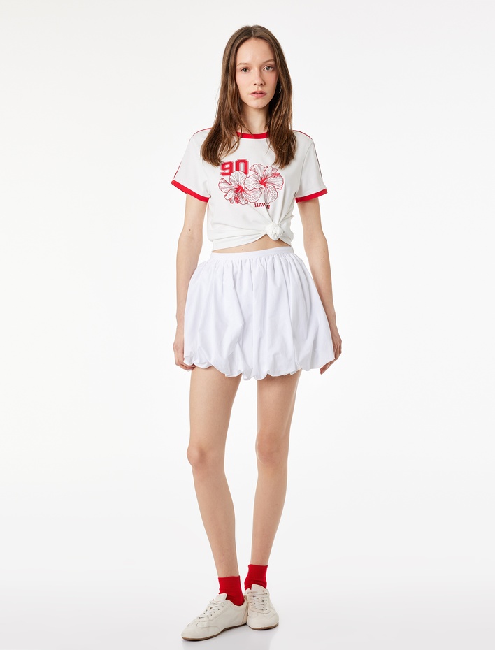  Biyeli Slim Fit Kısa Kollu Bisiklet Yaka Hibiskus Baskılı Crop Tişört