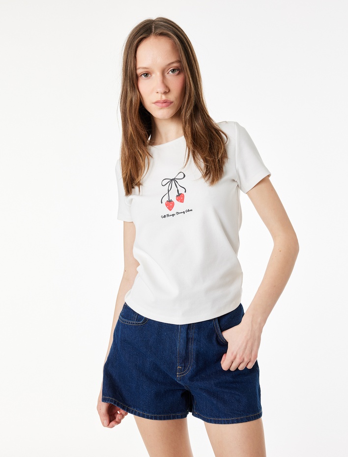  Slim Fit Kısa Kollu Bisiklet Yaka Pamuklu Fiyonklu Çilek Baskılı Tişört