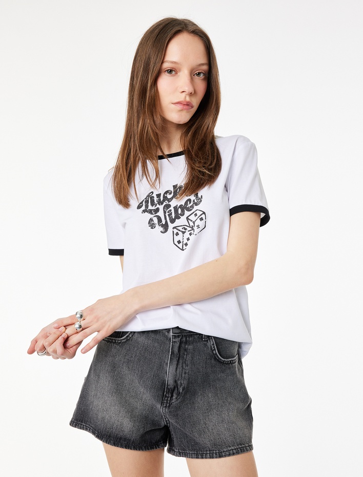  Pamuklu Biyeli Kısa Kollu Bisiklet Yaka Zar Baskılı Tişört