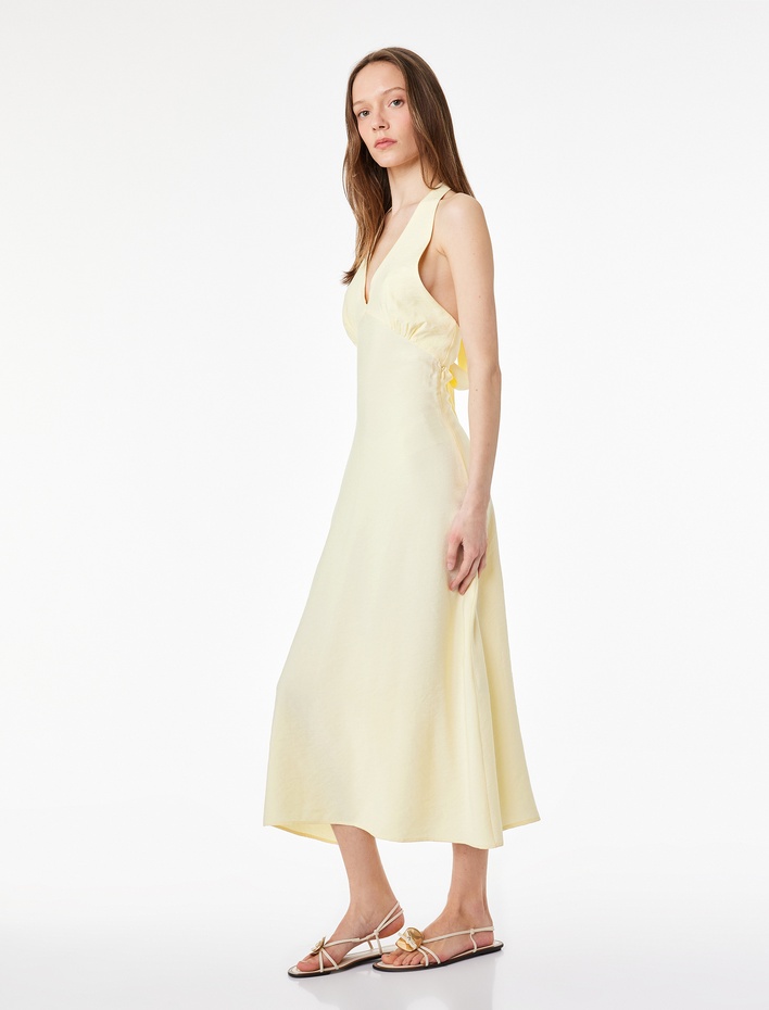  Rahat Kalıp Kolsuz Sırtı Bağlama Detaylı Midi Halter Yaka Elbise