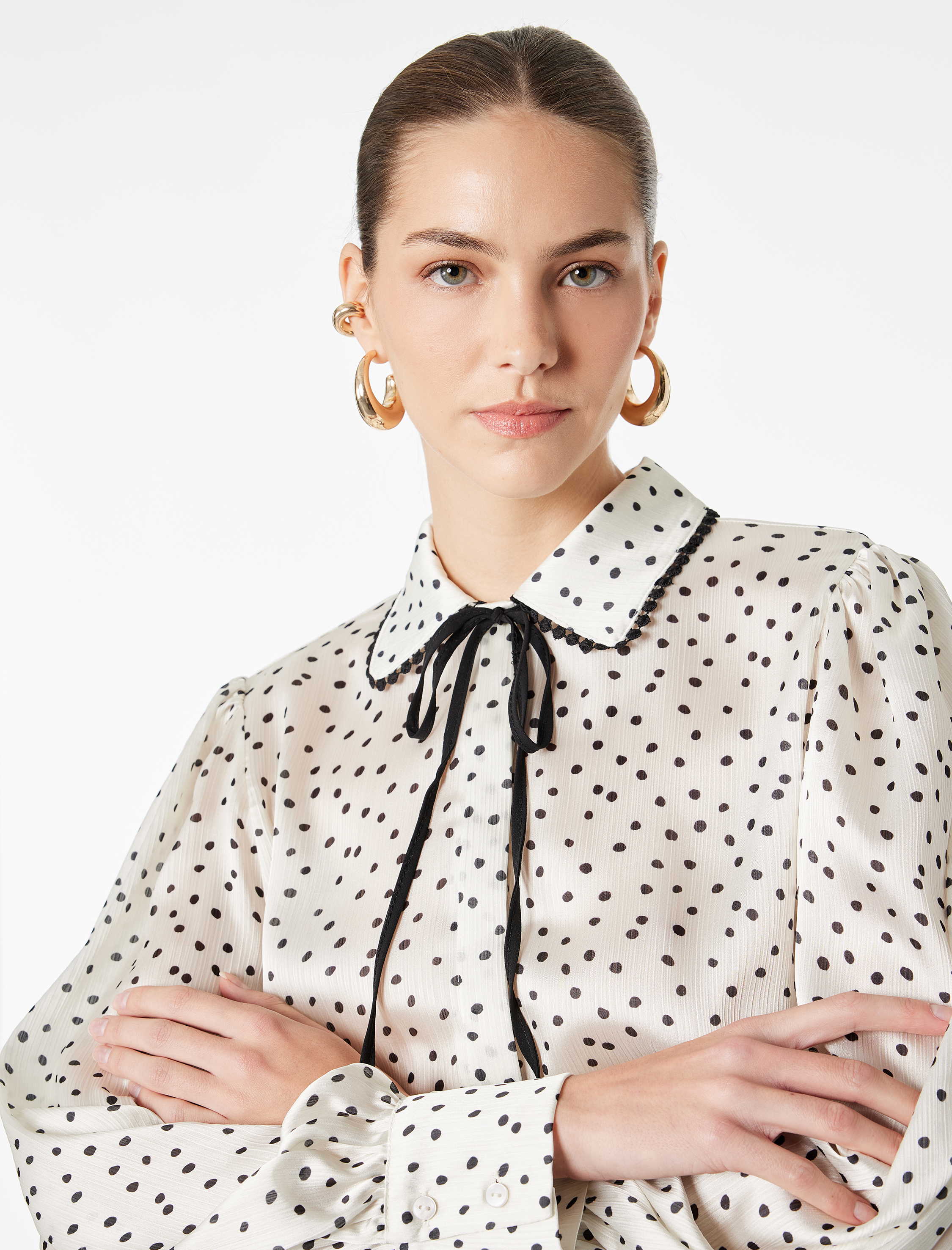   Uzun Kollu Bağlamalı Yaka Puantiyeli Saten Gömlek