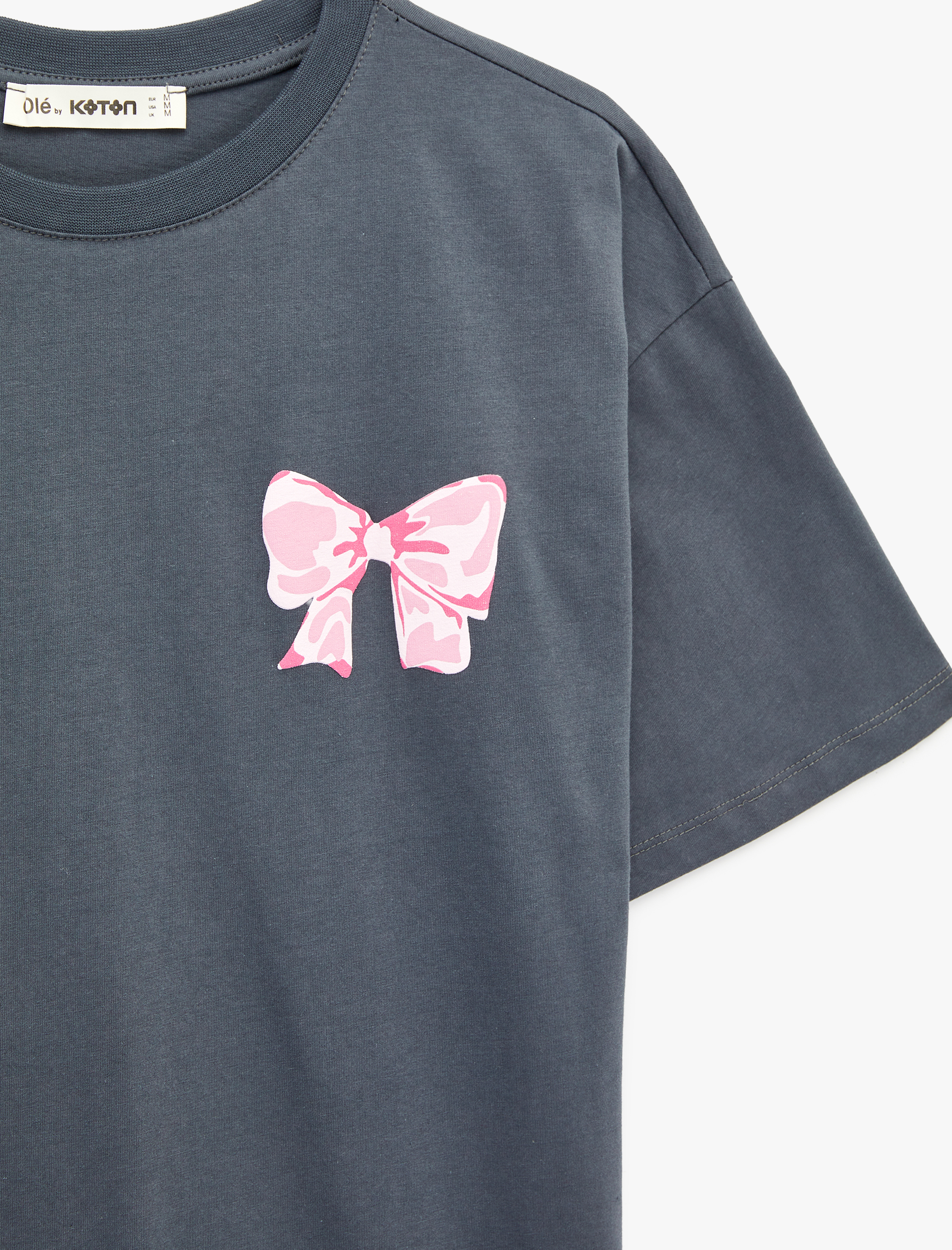   Rahat Kalıp Kısa Kollu Bisiklet Yaka Pamuklu Fiyonklu Arkası Baskılı Tişört