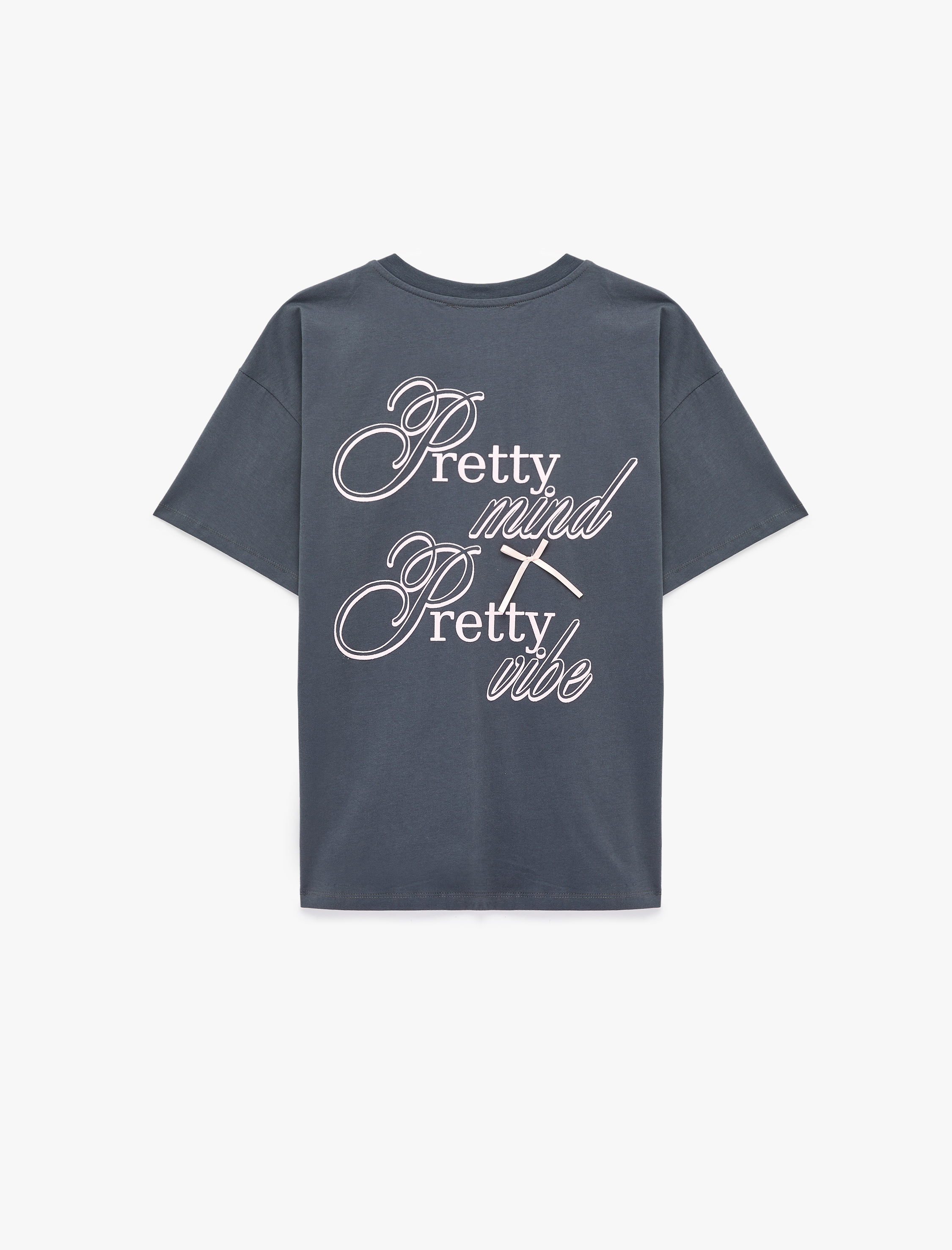   Rahat Kalıp Kısa Kollu Bisiklet Yaka Pamuklu Fiyonklu Arkası Baskılı Tişört