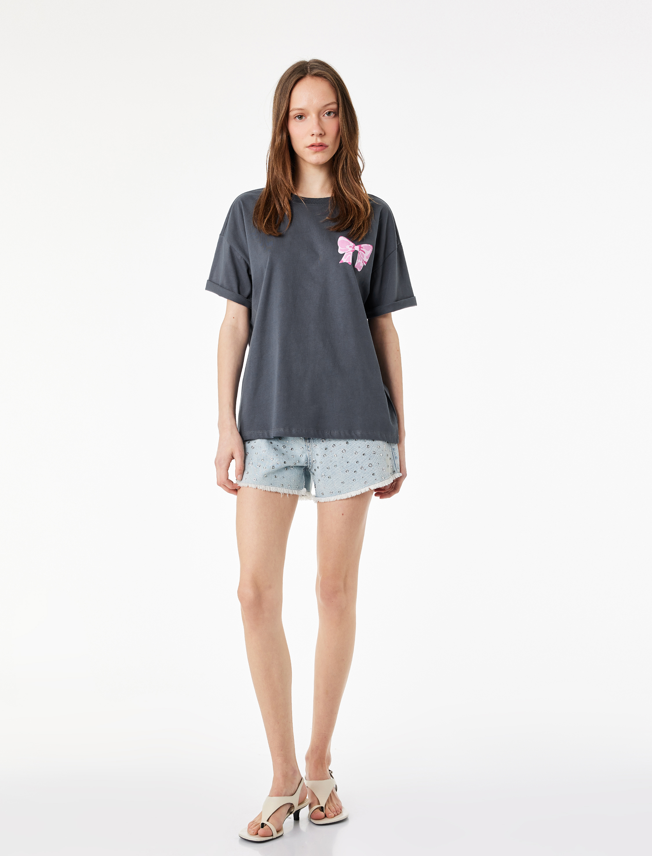   Rahat Kalıp Kısa Kollu Bisiklet Yaka Pamuklu Fiyonklu Arkası Baskılı Tişört