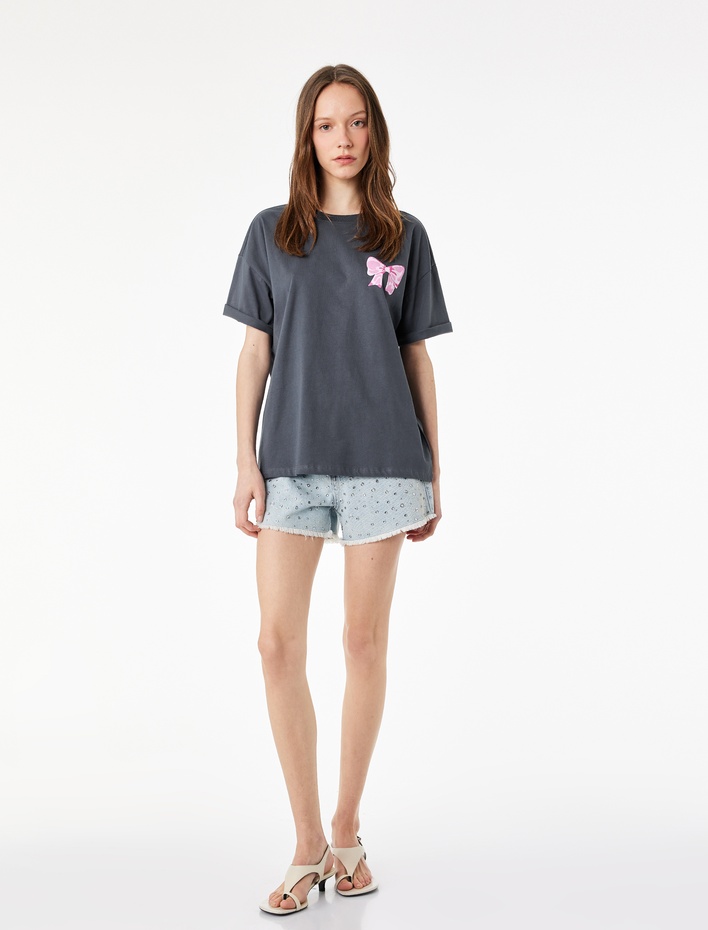  Rahat Kalıp Kısa Kollu Bisiklet Yaka Pamuklu Fiyonklu Arkası Baskılı Tişört