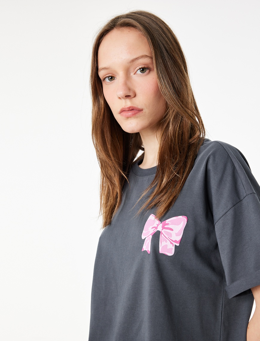 Koton Kadın Rahat Kalıp Kısa Kollu Bisiklet Yaka Pamuklu Fiyonklu Arkası Baskılı T-Shirt