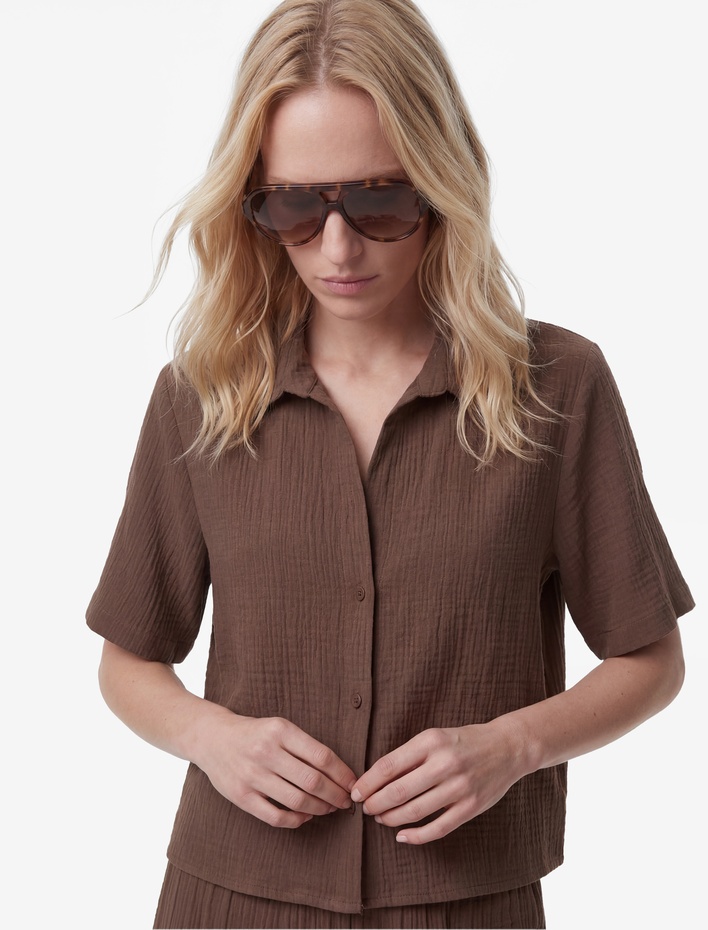  Regular Fit Kaçık Yaka Kısa Kollu Dokulu Crop Gömlek