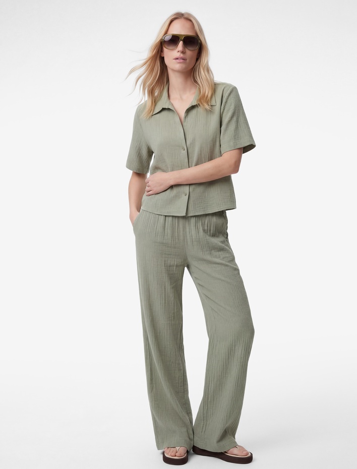  Regular Fit Kaçık Yaka Kısa Kollu Dokulu Crop Gömlek