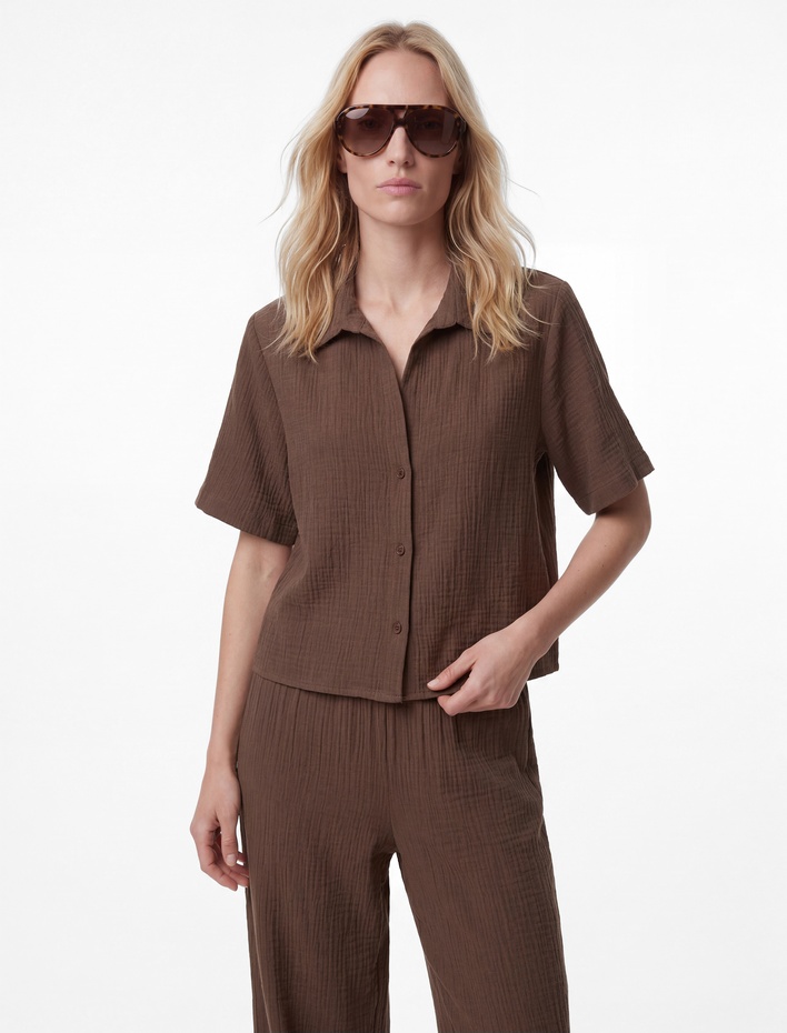  Regular Fit Kaçık Yaka Kısa Kollu Dokulu Crop Gömlek