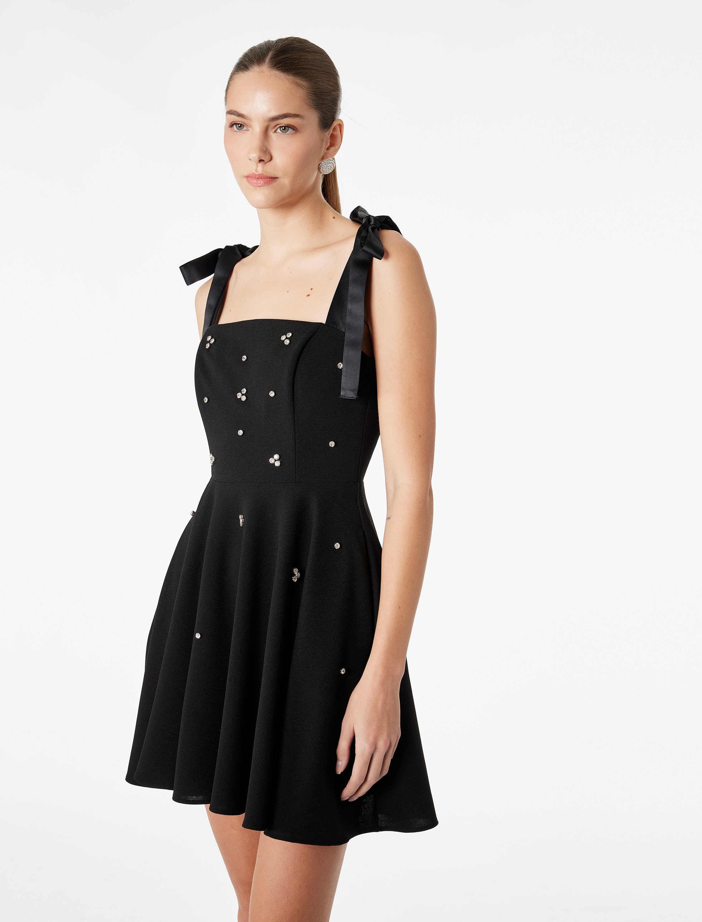 Krep Scuba Kumaş Taş Detaylı Fiyonk Bağlamalı Askılı Mini Kloş Elbise - Görsel 2