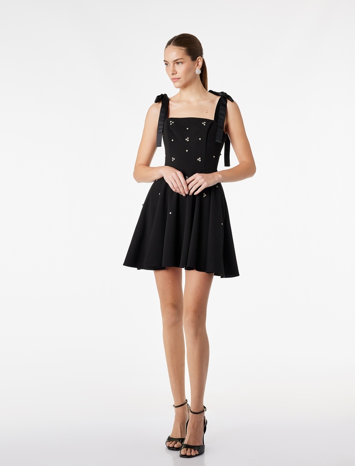  Krep Scuba Kumaş Taş Detaylı Fiyonk Bağlamalı Askılı Mini Kloş Elbise