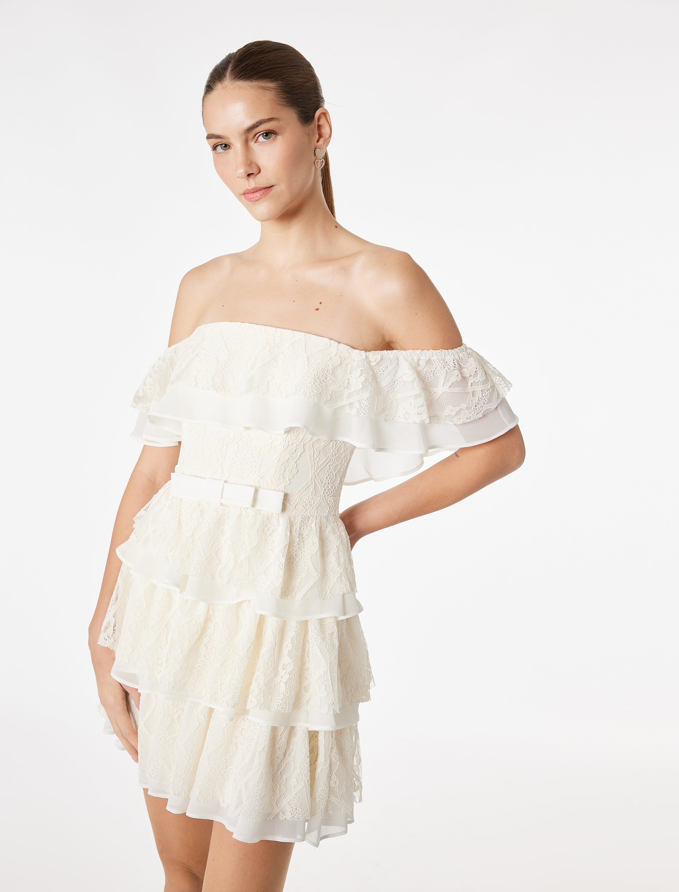   Kısa Kollu Kare Yaka Omzu Açık Fiyonklu Katlı Mini Dantelli Elbise