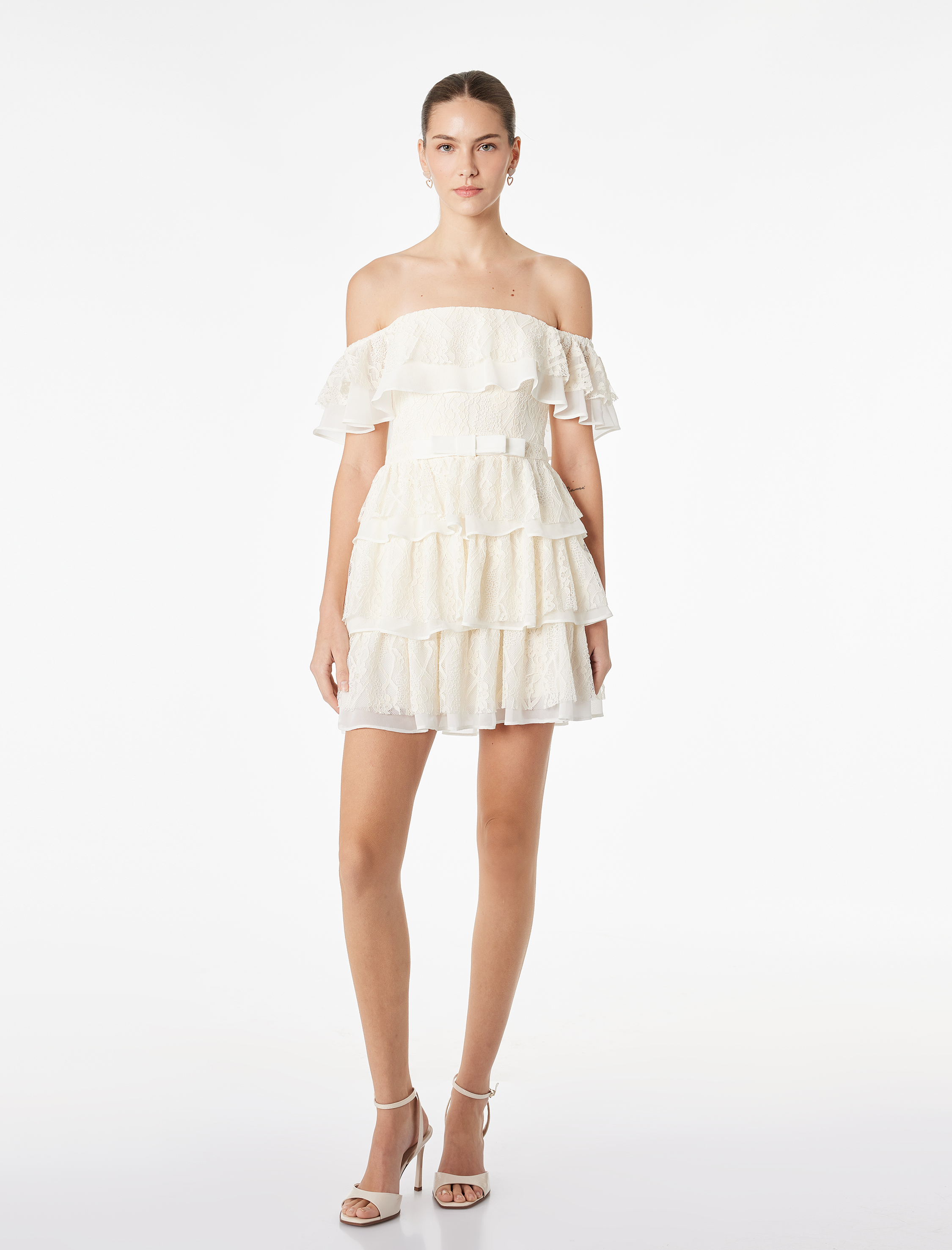   Kısa Kollu Kare Yaka Omzu Açık Fiyonklu Katlı Mini Dantelli Elbise