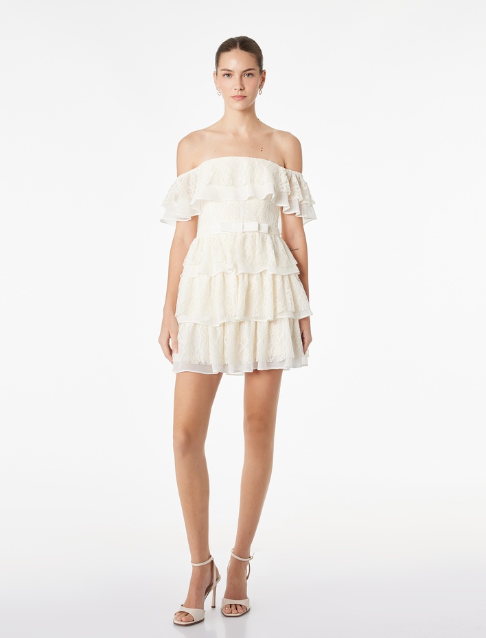  Kısa Kollu Kare Yaka Omzu Açık Fiyonklu Katlı Mini Dantelli Elbise