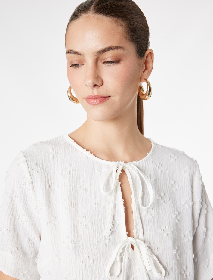  Bağlamalı Fiyonk Detaylı Kısa Kollu Dokulu Peplum Bluz