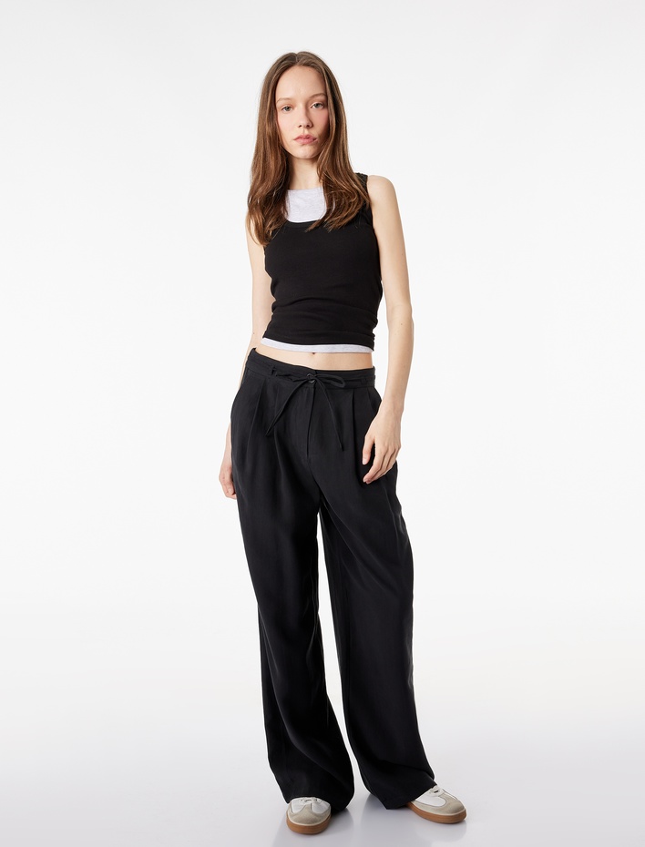  Beli Bağcıklı Cep Detaylı Geniş Paça Kumaş Pantolon