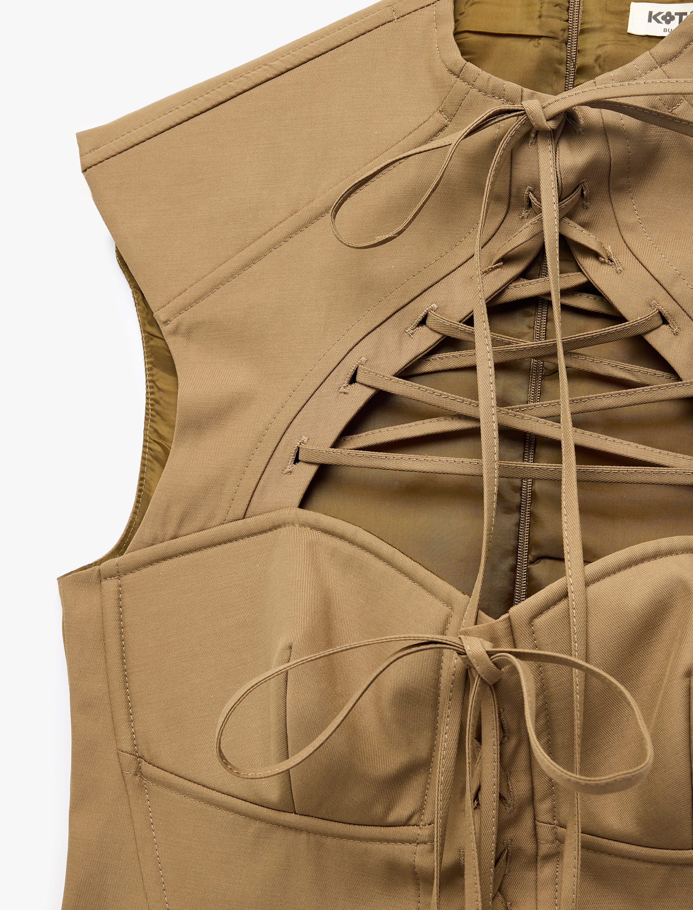   Slim Fit Dik Yaka Fermuarlı Bağcıklı Pencere Detaylı Kolsuz Bluz