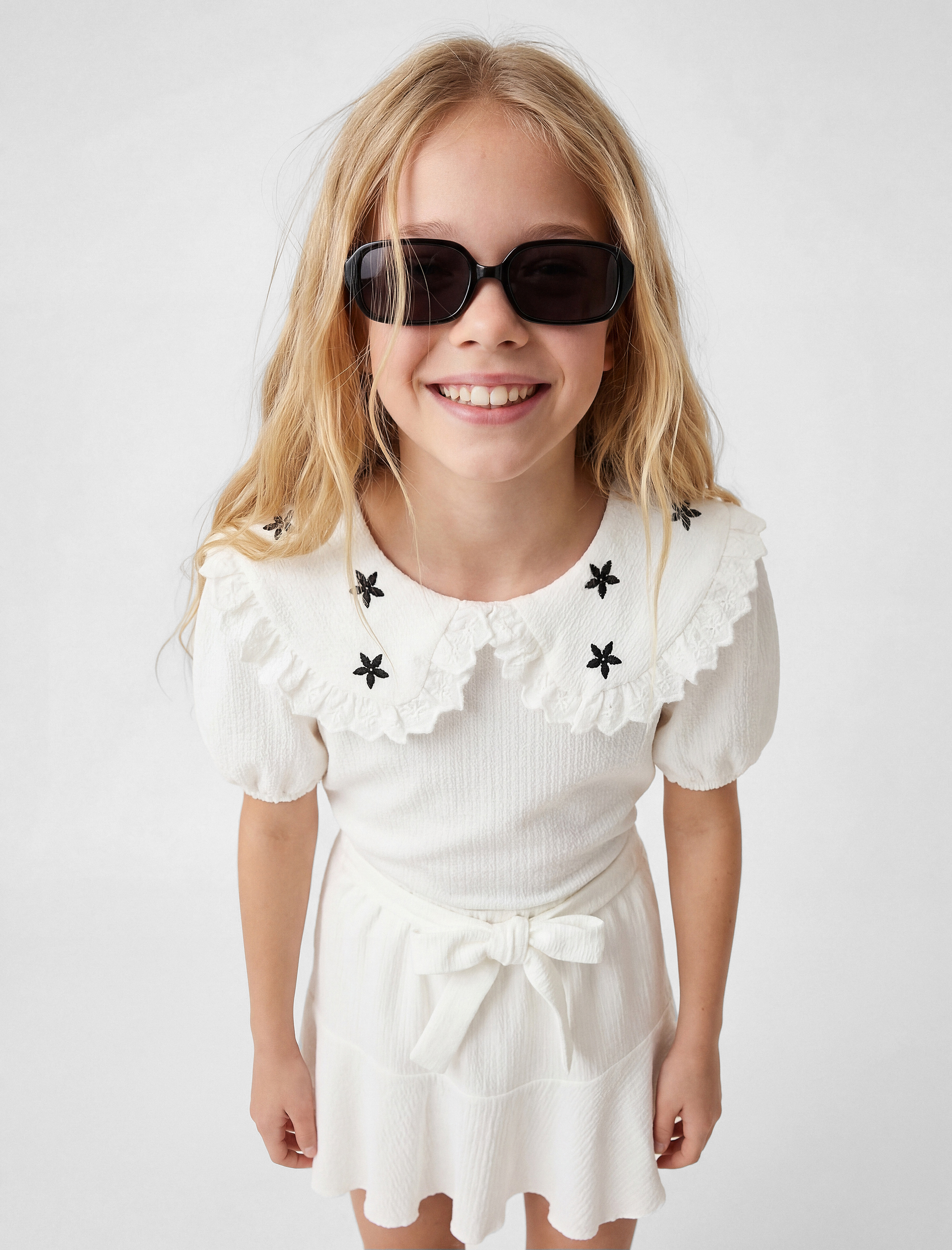  Kız Çocuk Nakış Detaylı Kısa Kollu Bebe Yaka Bluz