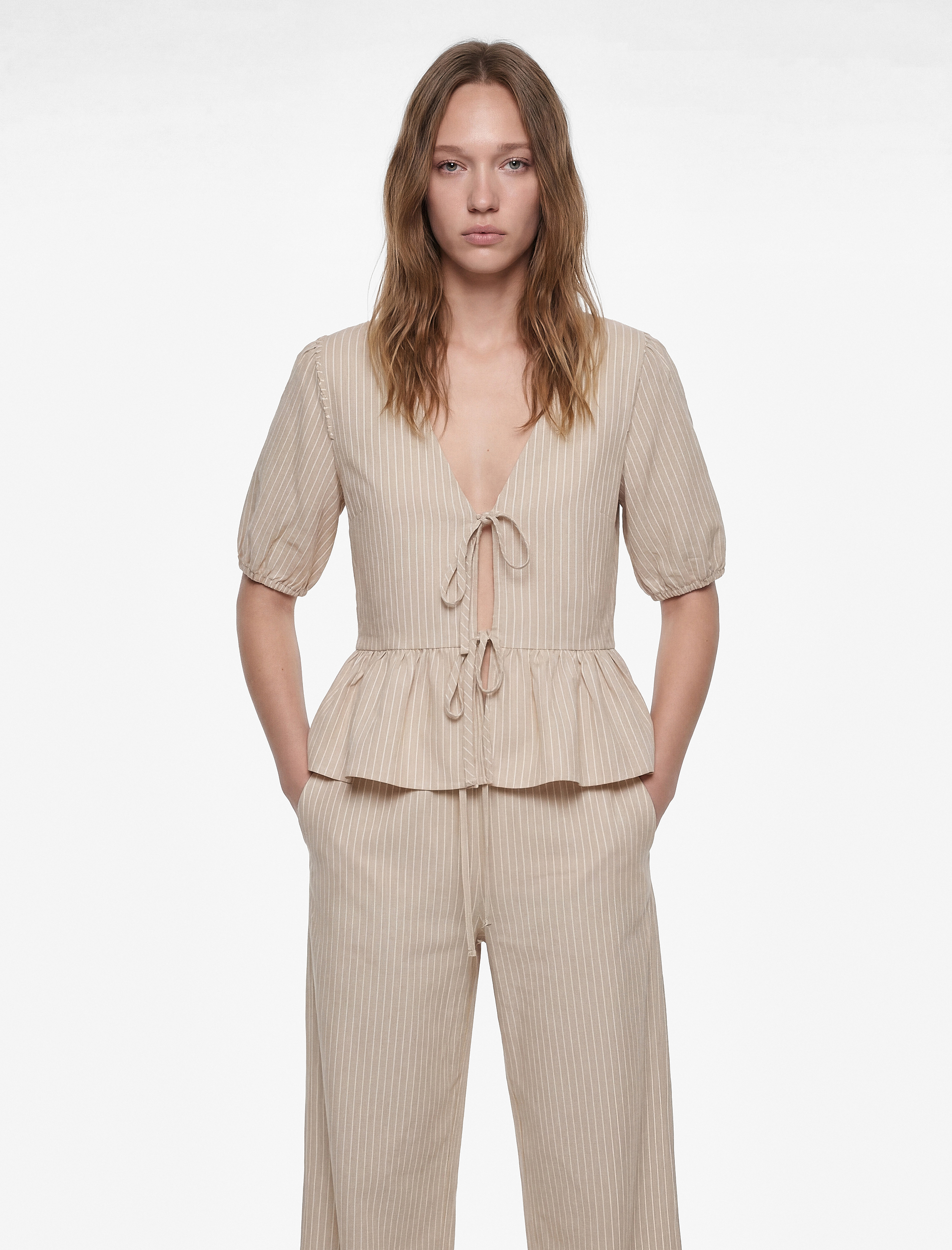   Viskon Karışımlı V Yaka Bağlama Detaylı Kısa Balon Kol Bluz