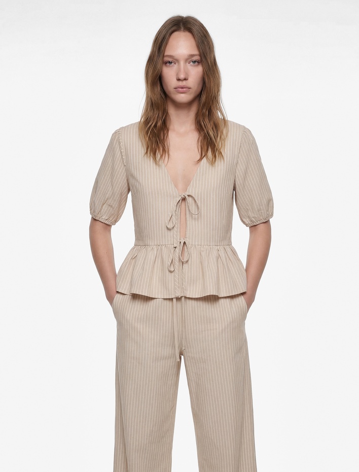  Viskon Karışımlı V Yaka Bağlama Detaylı Kısa Balon Kol Bluz