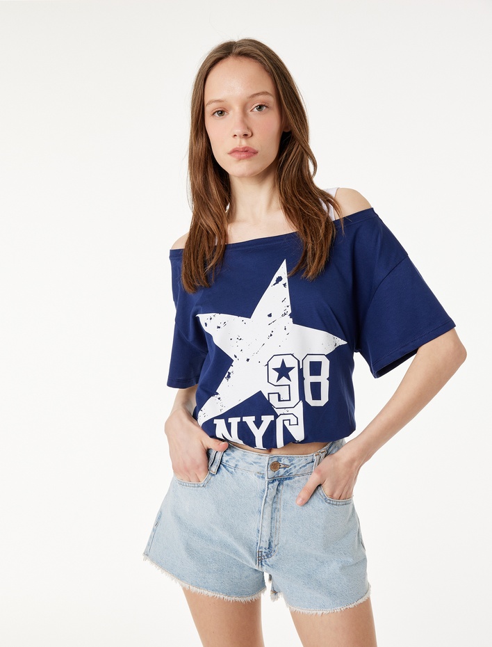  Rahat Kalıp Atlet Detaylı Omzu Açık Kısa Kollu Crop Baskılı Tişört