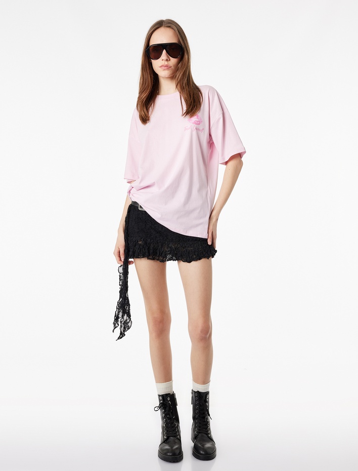  Rahat Kalıp Kısa Kollu Bisiklet Yaka Arkası Baskılı Pamuklu Tişört