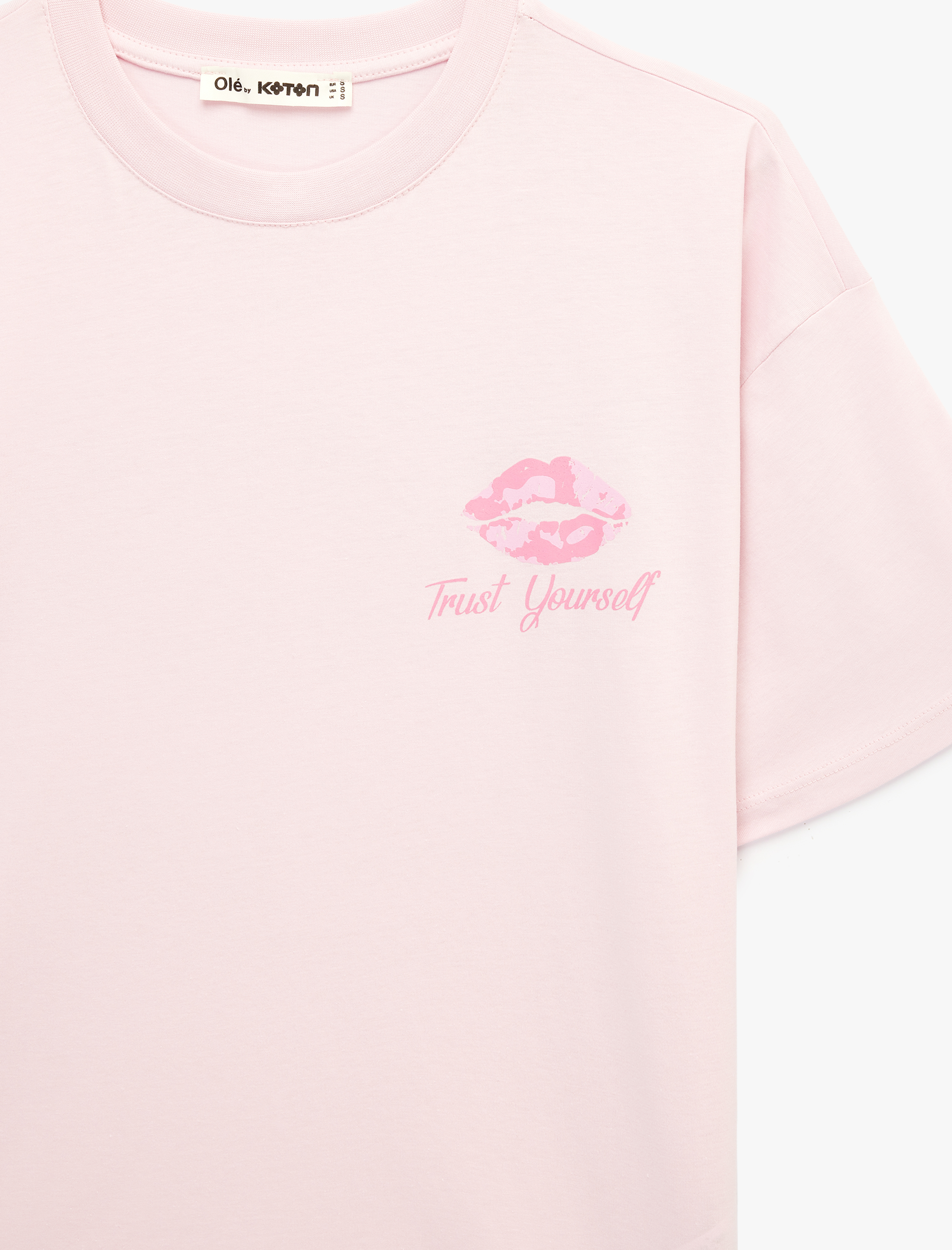   Rahat Kalıp Kısa Kollu Bisiklet Yaka Arkası Baskılı Pamuklu Tişört