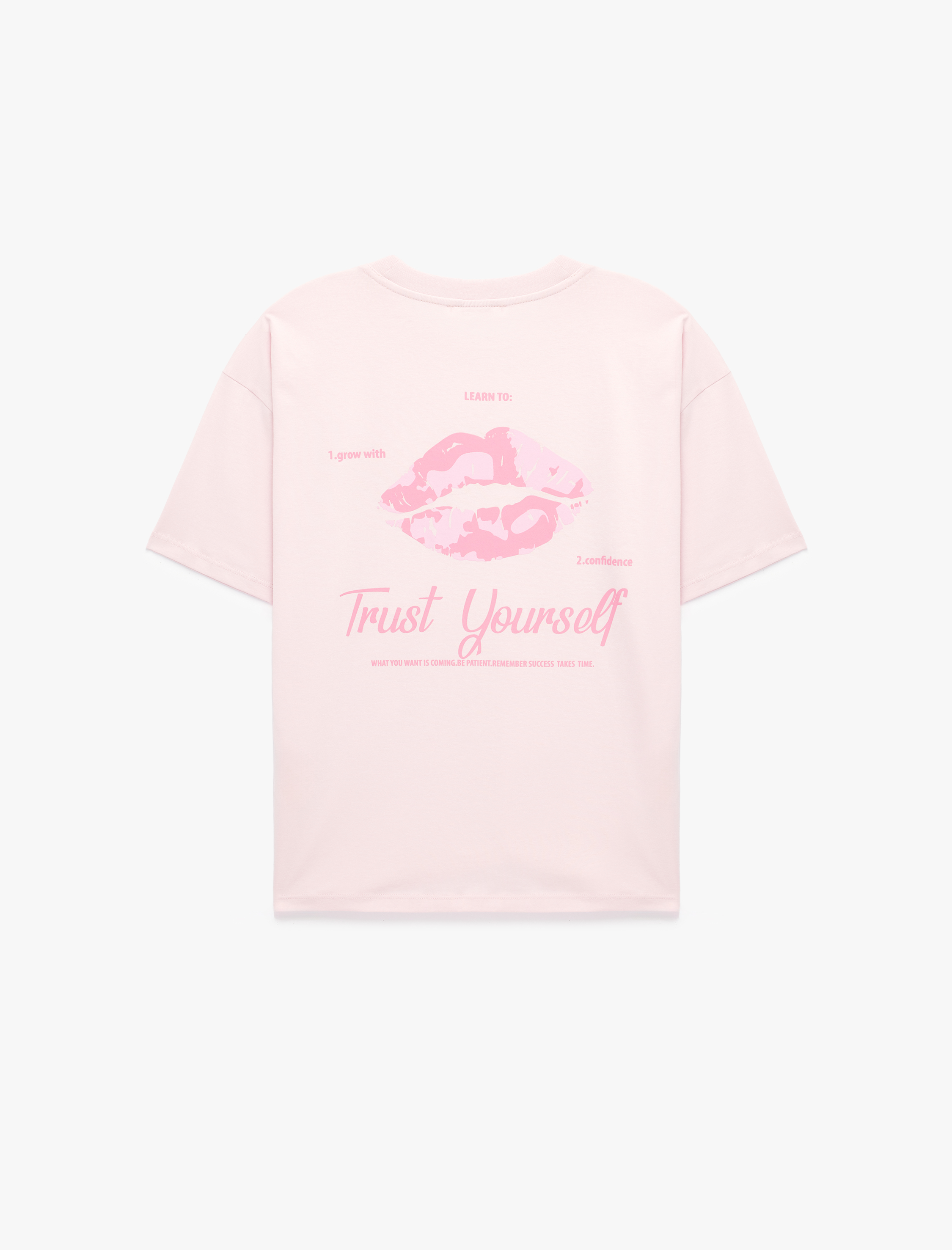   Rahat Kalıp Kısa Kollu Bisiklet Yaka Arkası Baskılı Pamuklu Tişört