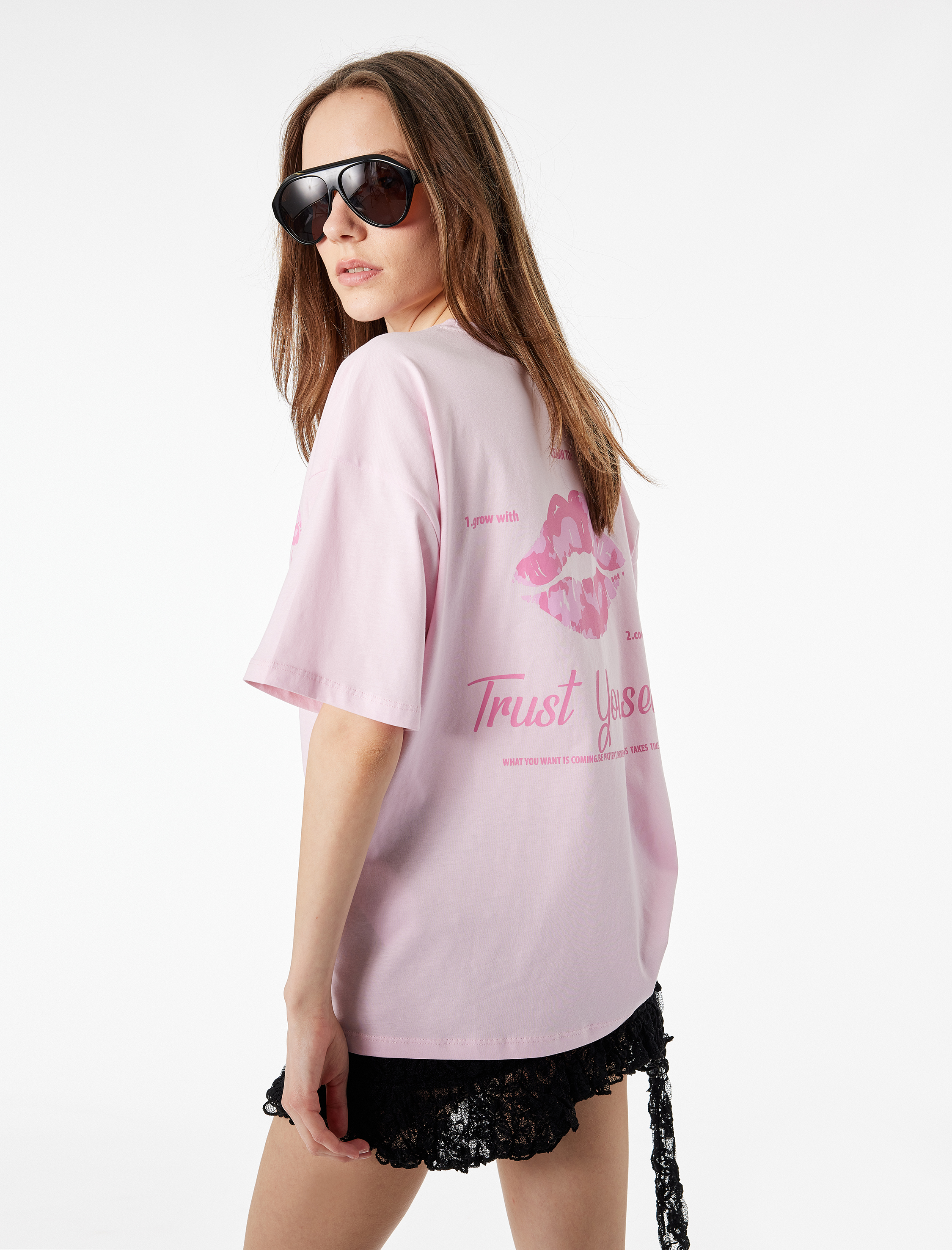   Rahat Kalıp Kısa Kollu Bisiklet Yaka Arkası Baskılı Pamuklu Tişört