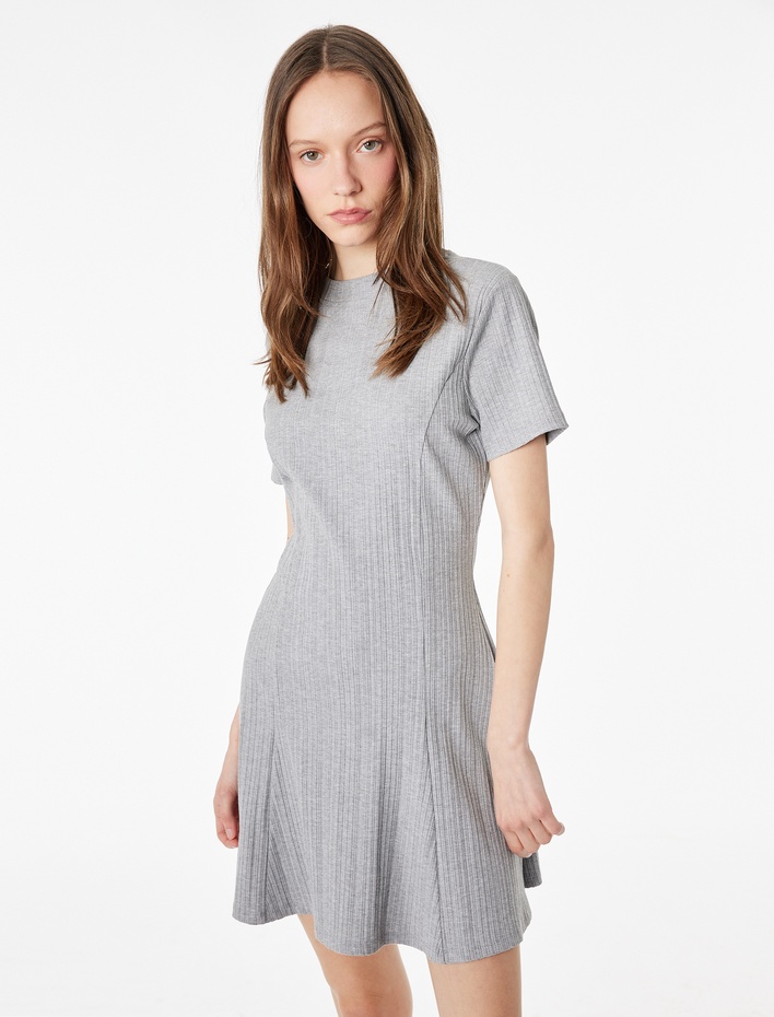  Kısa Kollu Bisiklet Yaka Mini Kloş Elbise