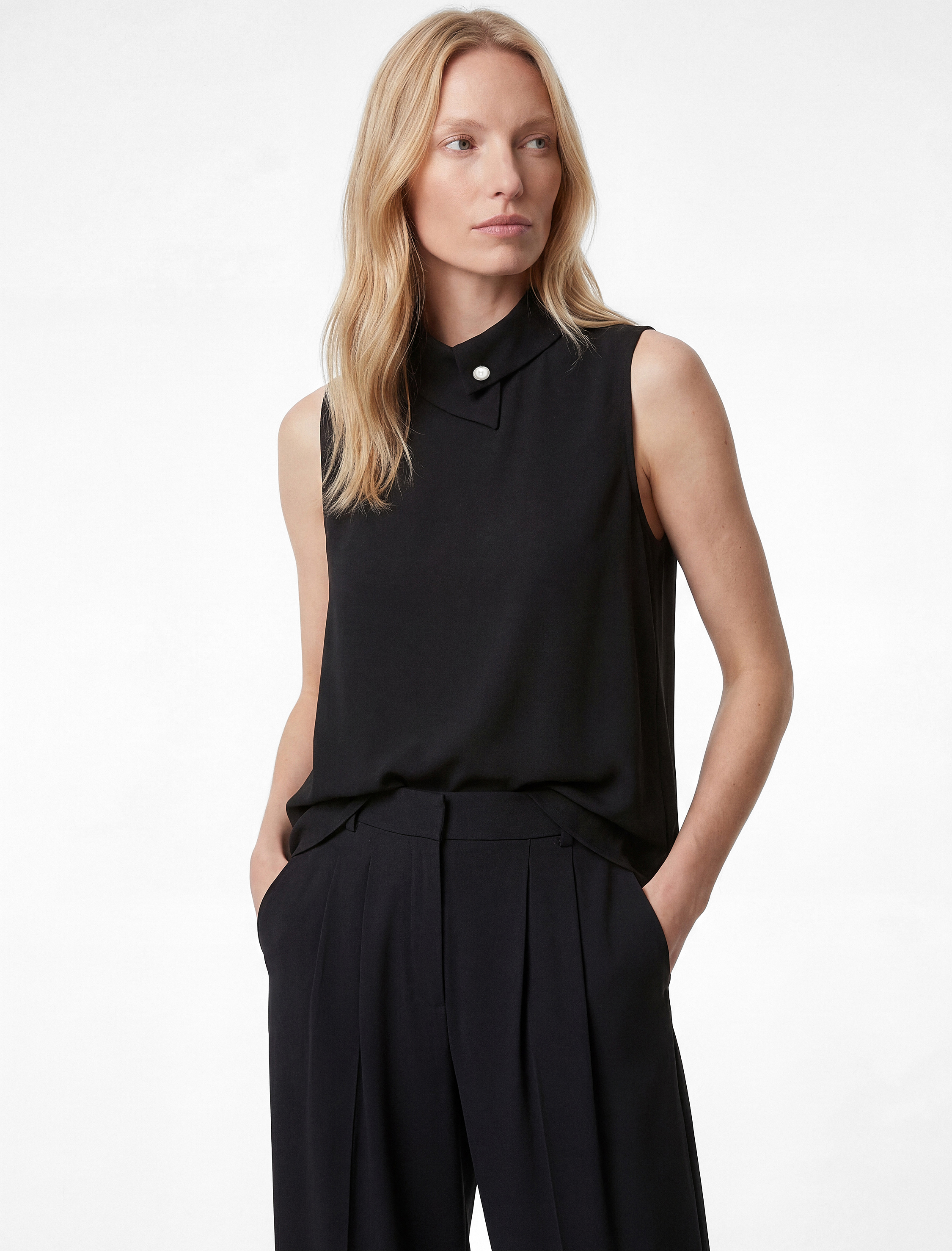   Asimetrik Yaka Kolsuz Metal Aksesuarlı Saten Bluz