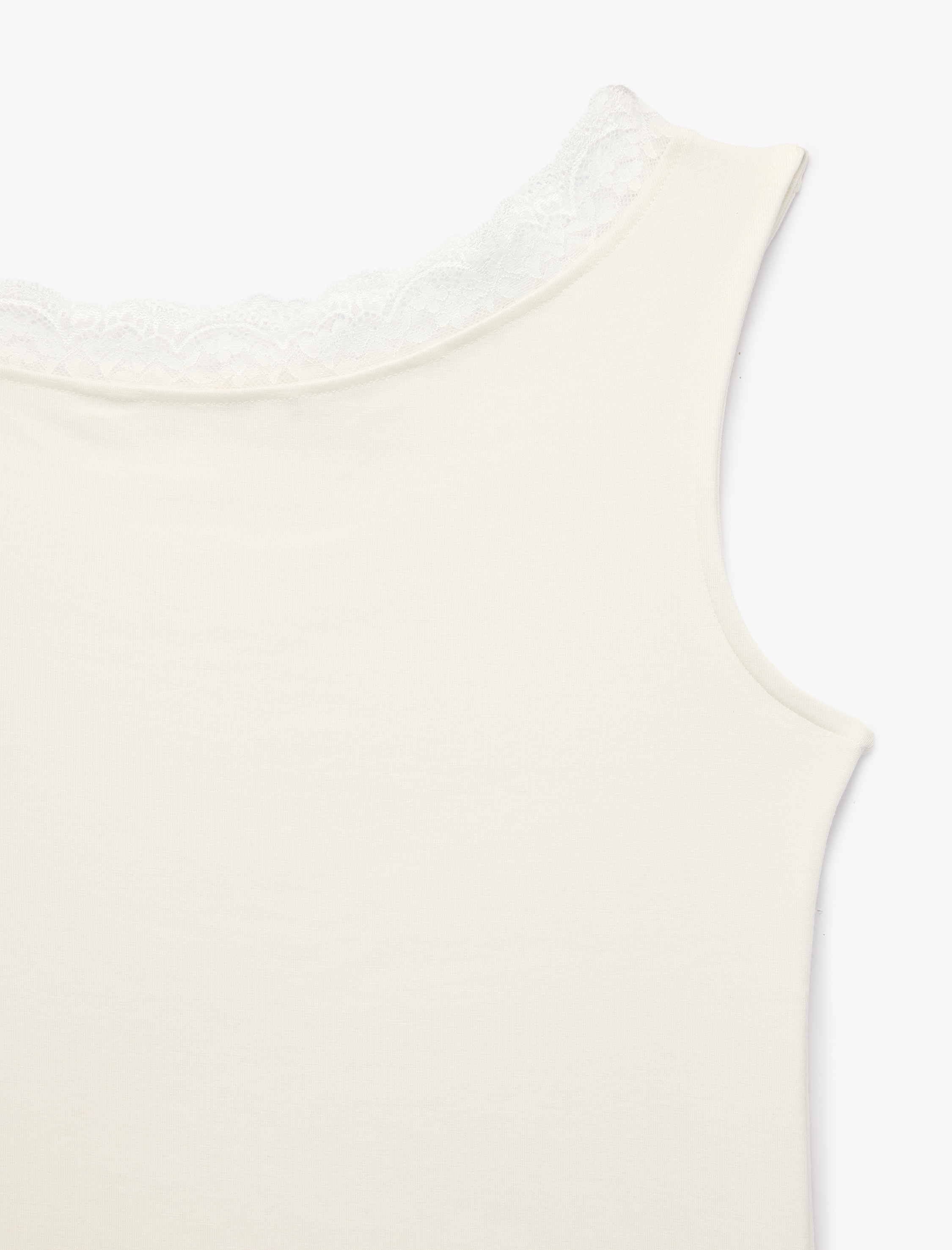   Slim Fit Dantel Detaylı Kolsuz Kayık Yaka Bluz