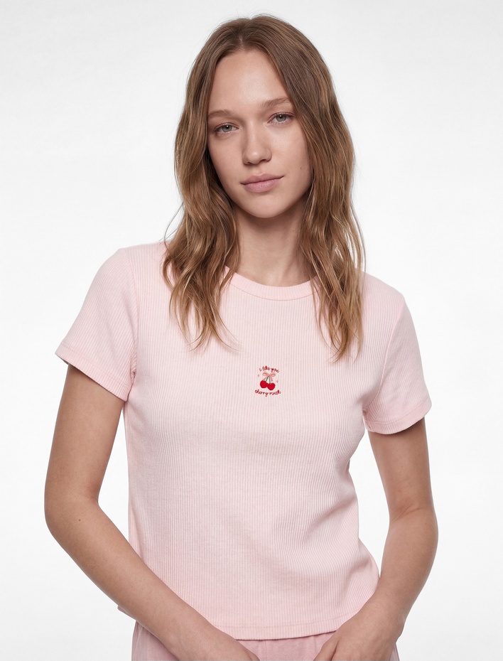  Kısa Kollu Bisiklet Yaka Dokulu Kiraz İşlemeli Pijama Üstü