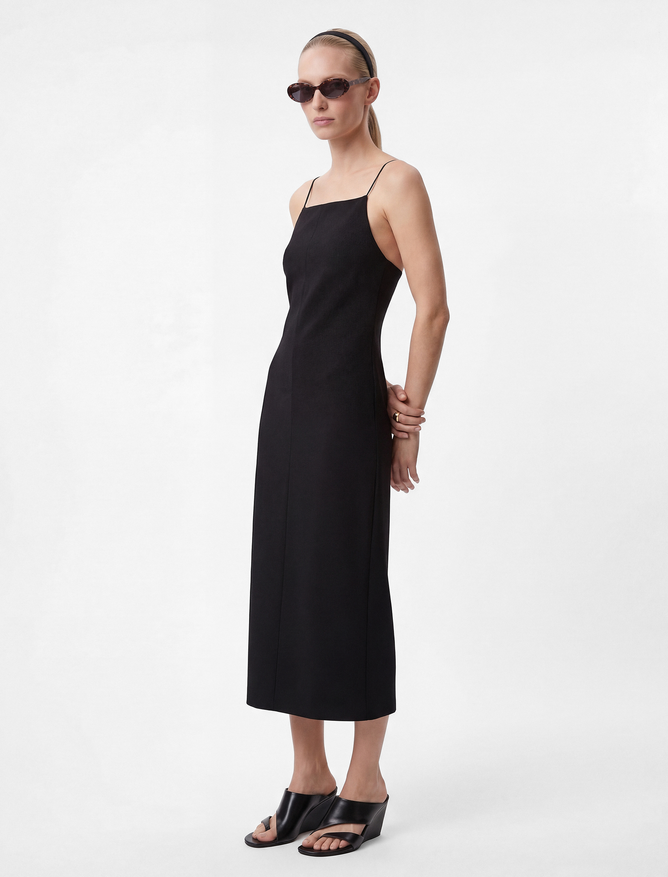   Slim Fit Yırtmaç Detaylı İnce Askılı Halter Yaka Midi Kalem Elbise