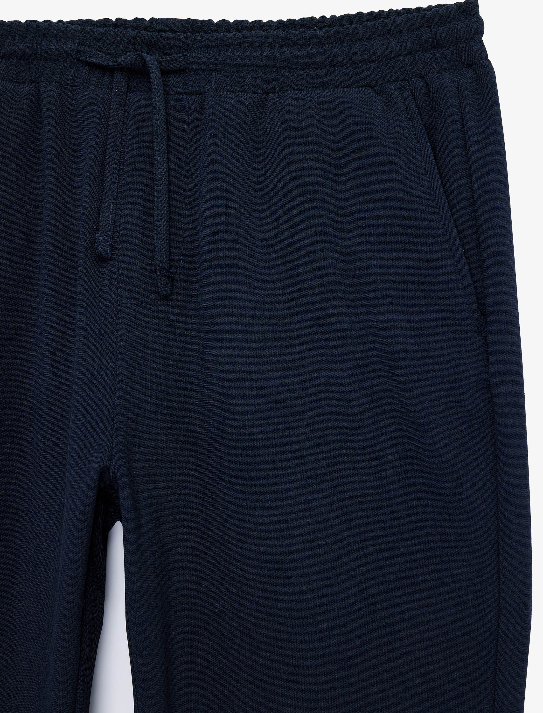   Regular Fit Viskon Karışımlı Cepli Beli Bağcıklı Kumaş Pantolon