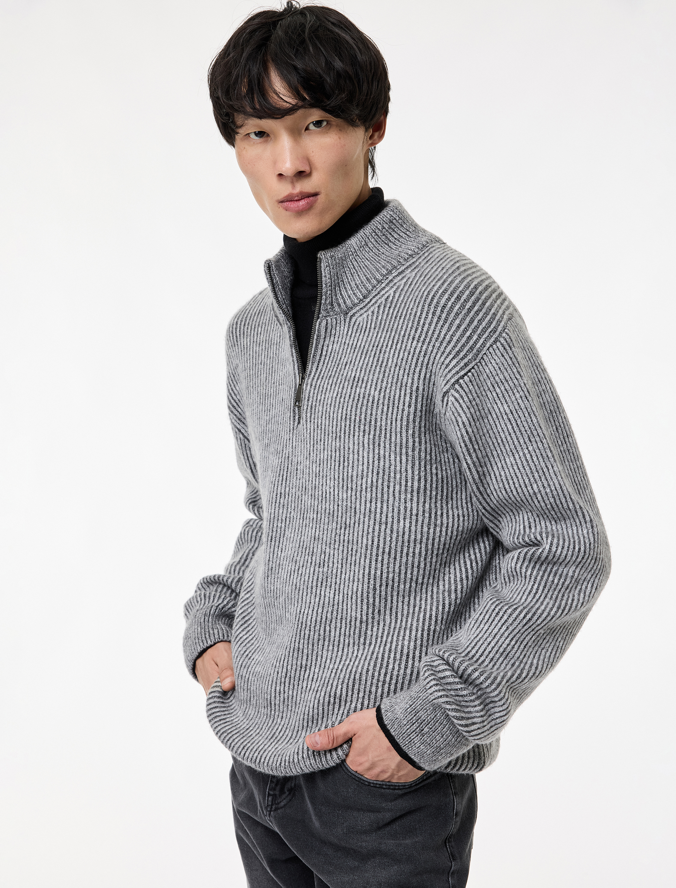   Uzun Kollu Dokulu Yarım Fermuarlı Triko Kazak