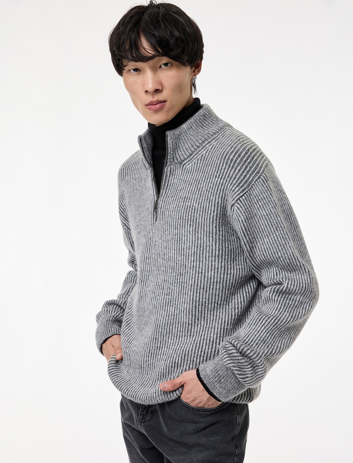  Uzun Kollu Dokulu Yarım Fermuarlı Triko Kazak