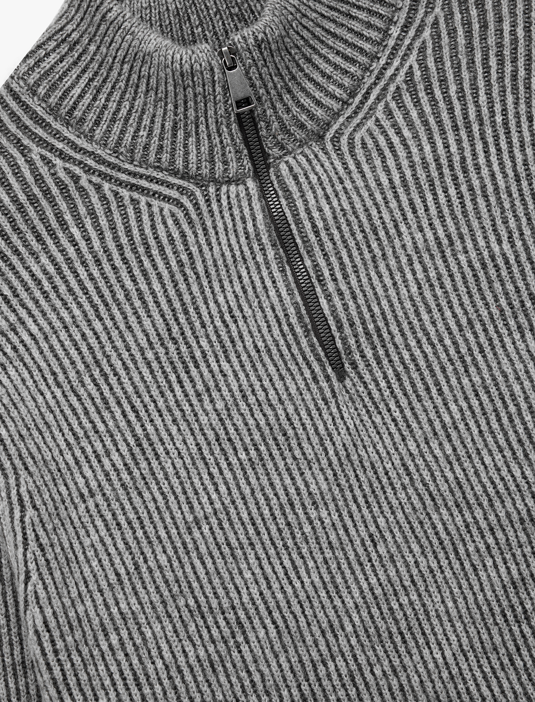   Uzun Kollu Dokulu Yarım Fermuarlı Triko Kazak