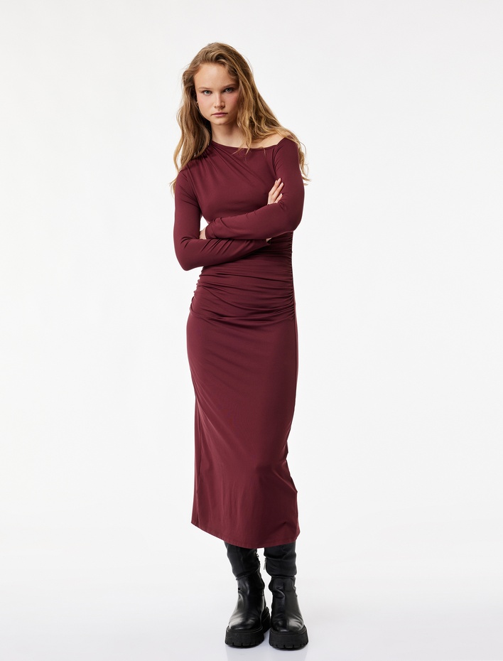  Asimetrik Yaka Uzun Kollu Drapeli Midi Elbise