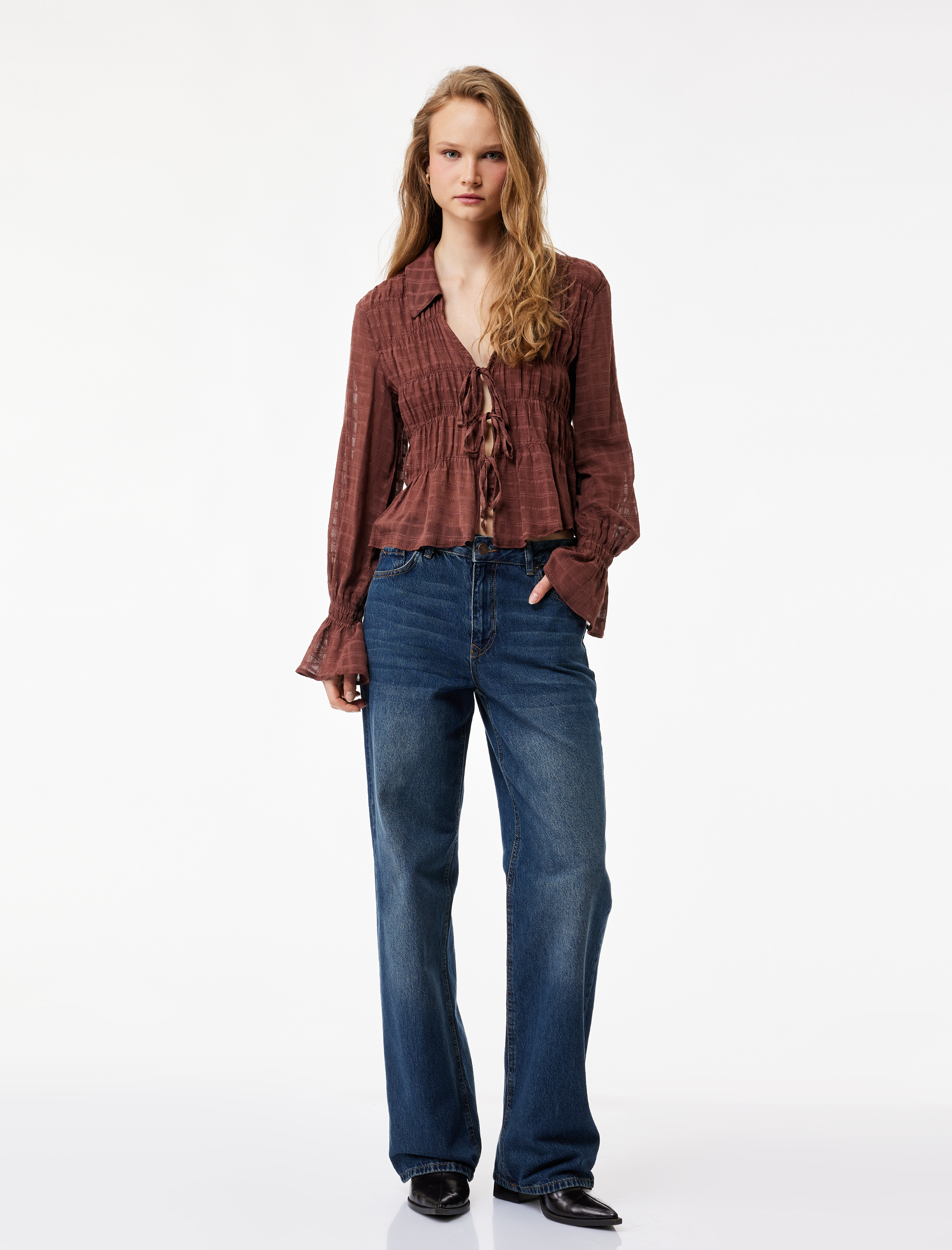   Uzun Fırfırlı Kol Gömlek Yaka Fiyonklu Bağlama Detaylı Bluz