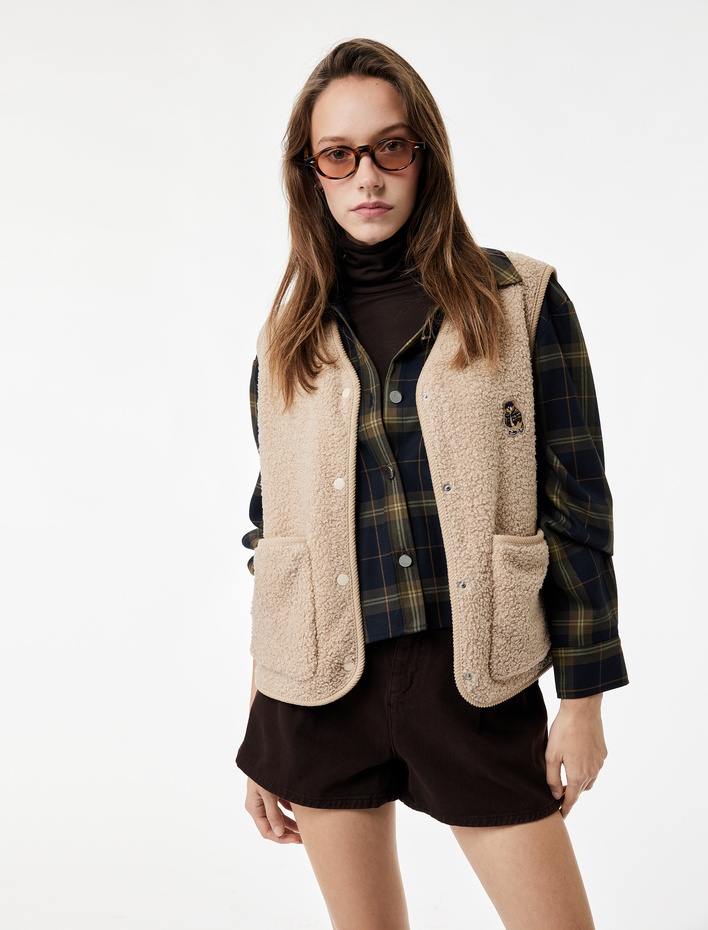  Rahat Kalıp Cep Detaylı V Yaka Kolsuz Düğmeli İşlemeli Peluş Yelek