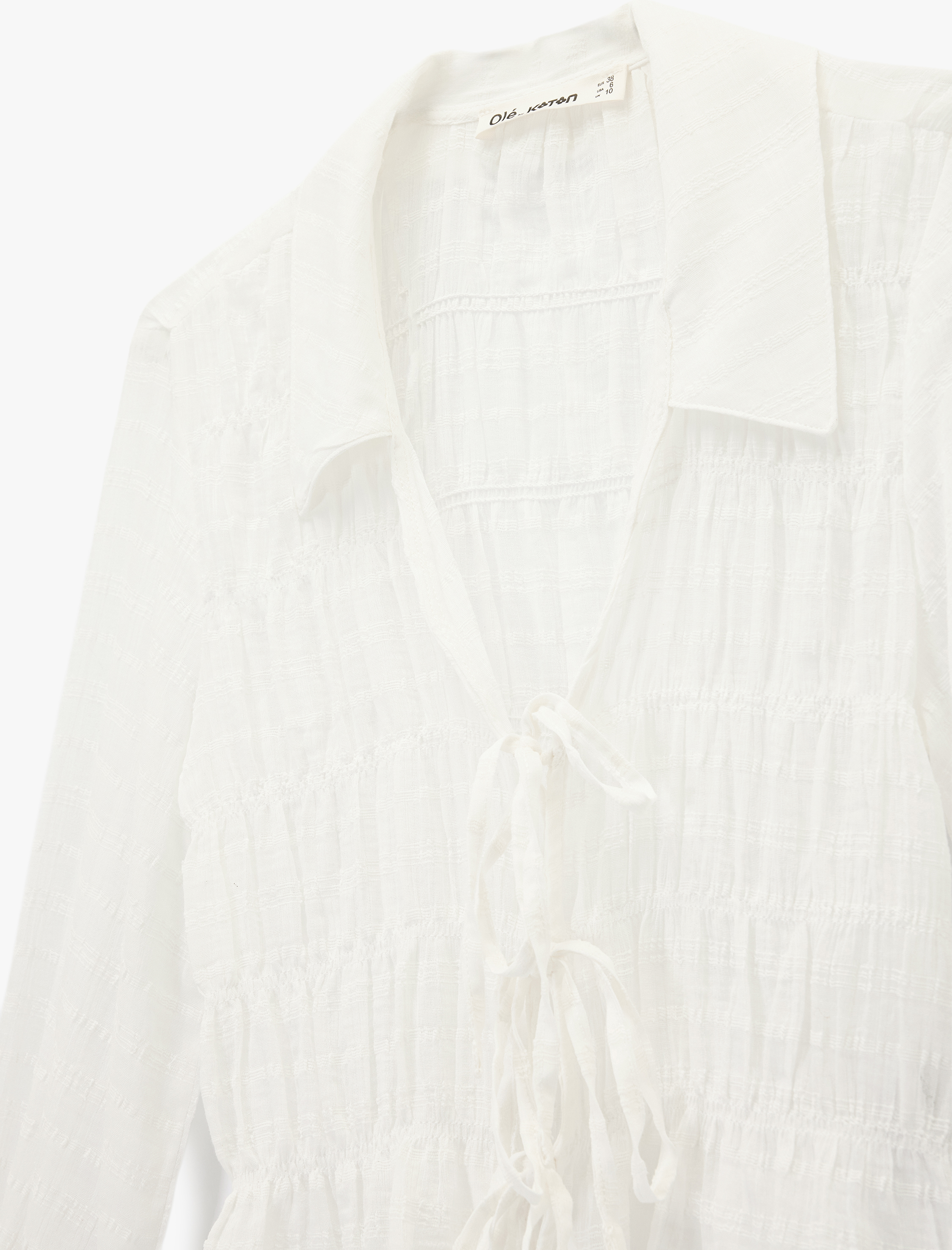   Uzun Fırfırlı Kol Gömlek Yaka Fiyonklu Bağlama Detaylı Bluz