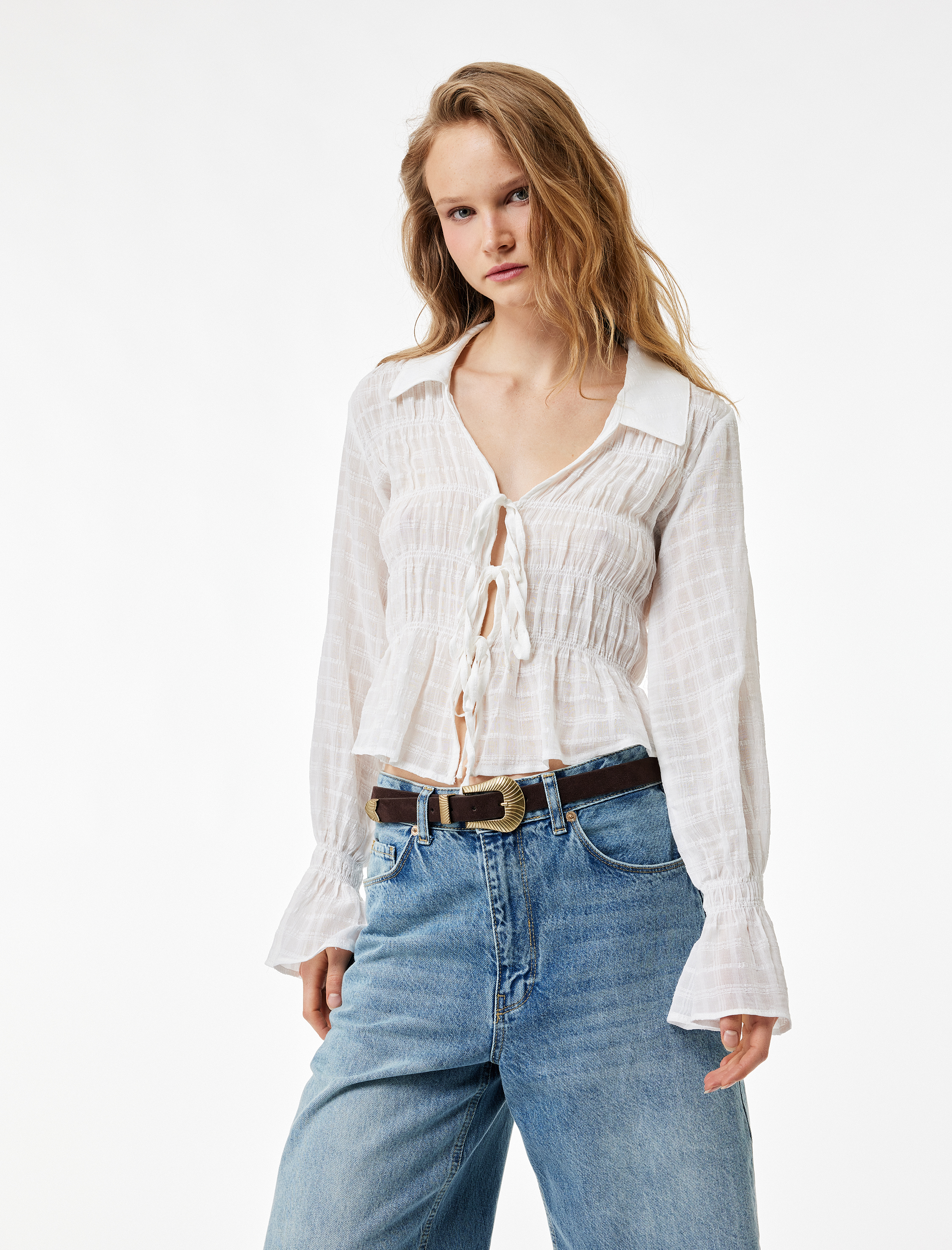   Uzun Fırfırlı Kol Gömlek Yaka Fiyonklu Bağlama Detaylı Bluz