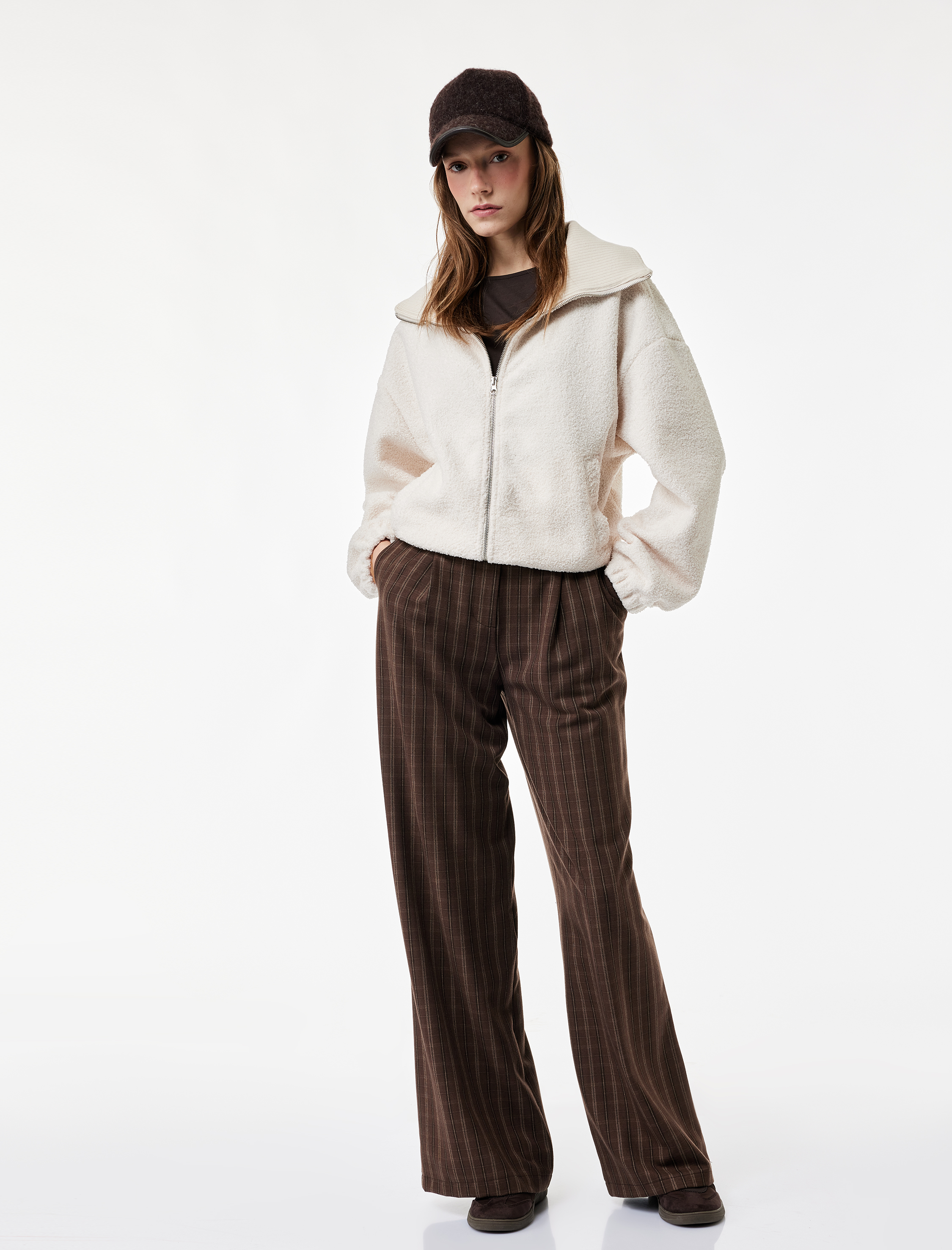   Dik Yaka Cep Detaylı Fermuarlı Oversize Peluş Ceket