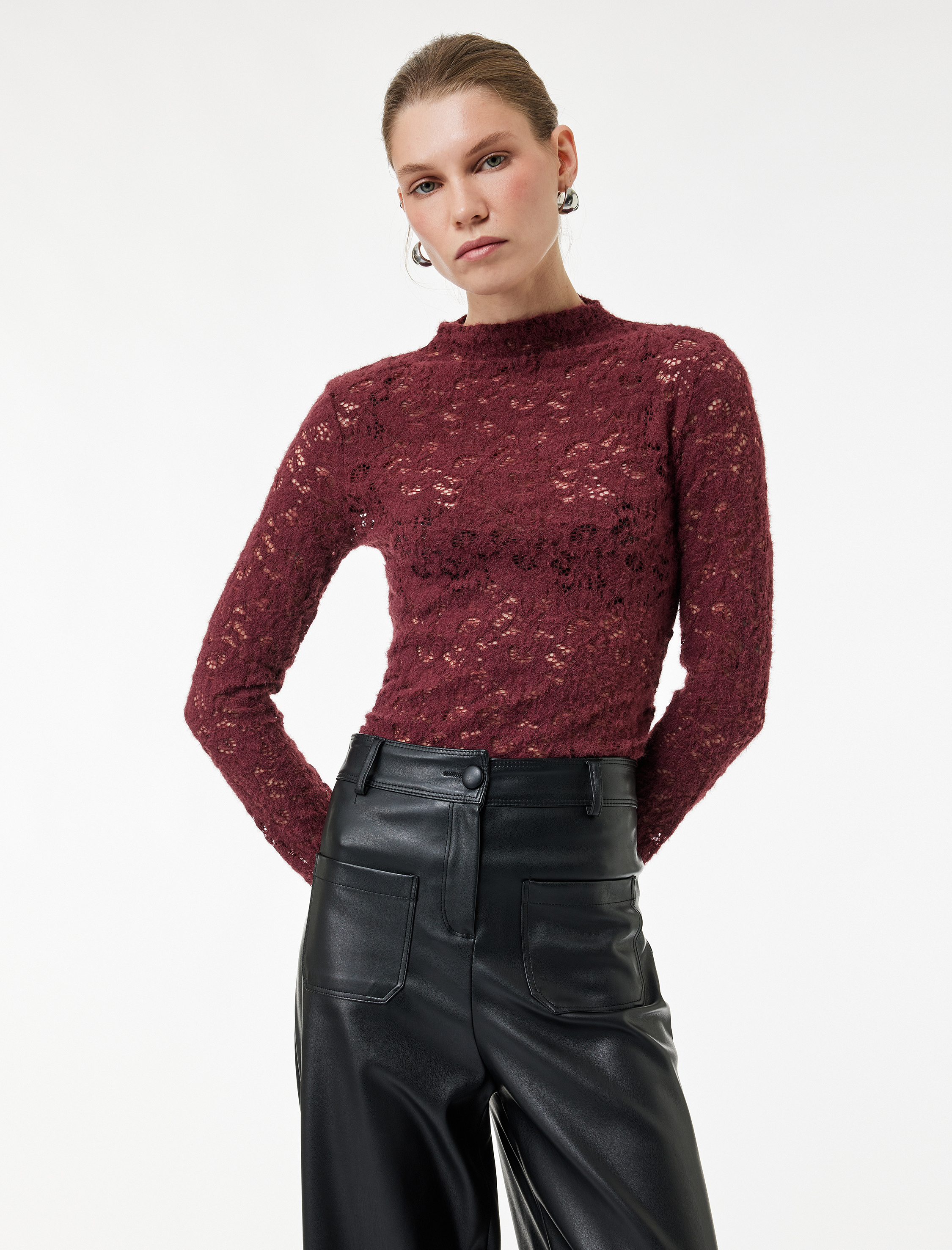   Koton X Sibil Çetinkaya - Slim Fit Floral Dokulu Drapeli Dantel Bluz