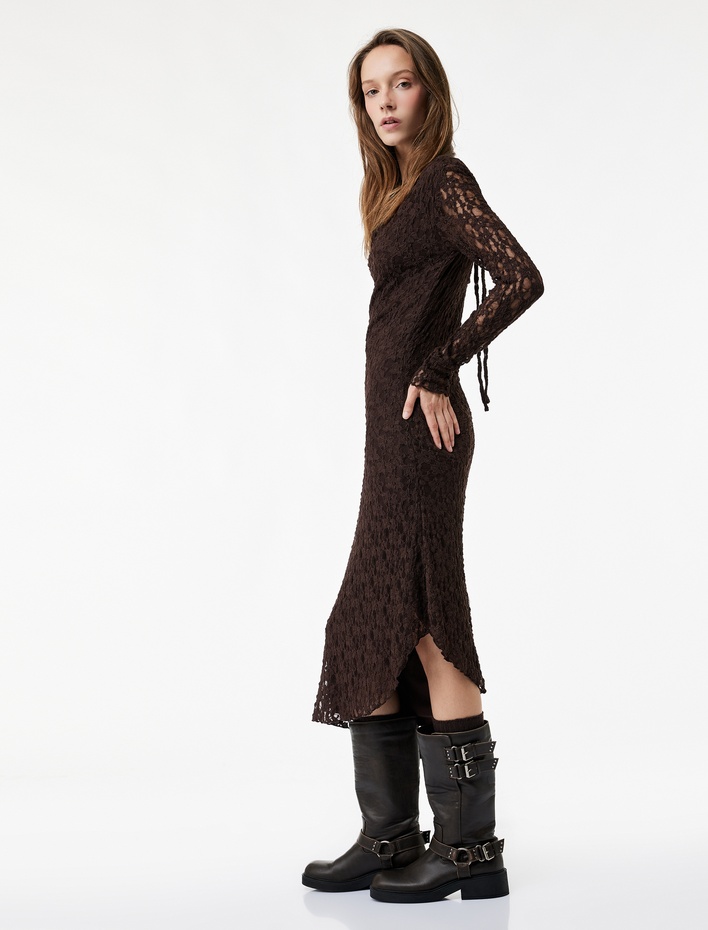  Sırt Detaylı Degaje Yaka Uzun Kollu Asimetrik Midi Dantel Elbise