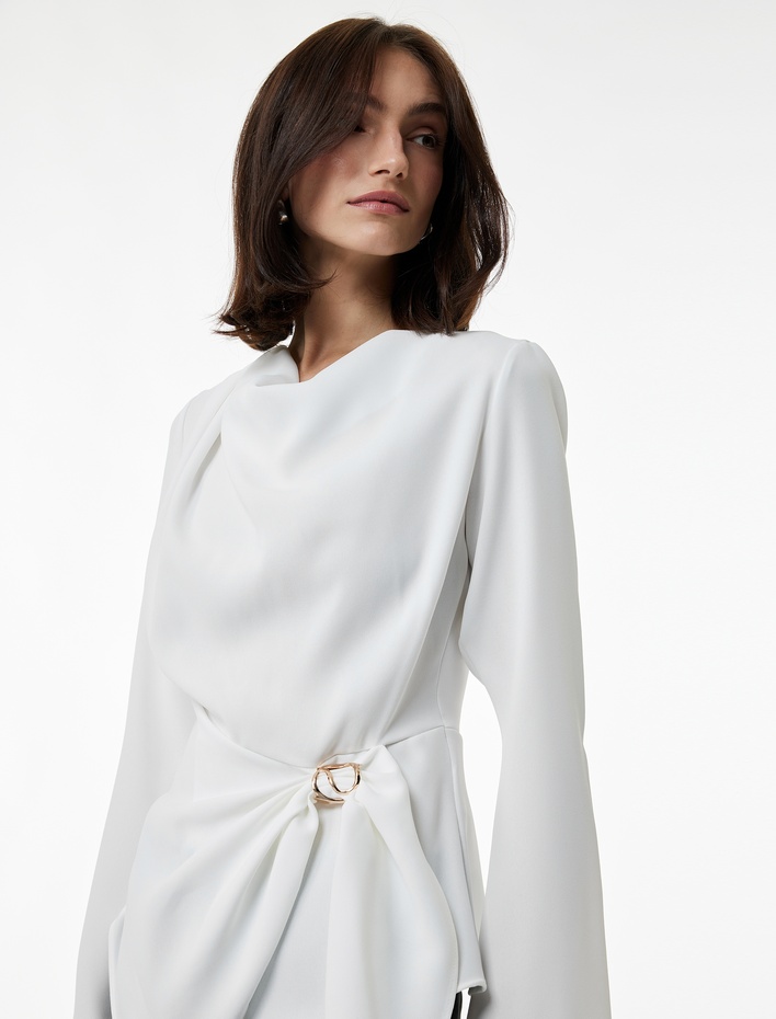  Uzun Kollu Degaje Yaka Metal Aksesuarlı Büzgülü Asimetrik Bluz