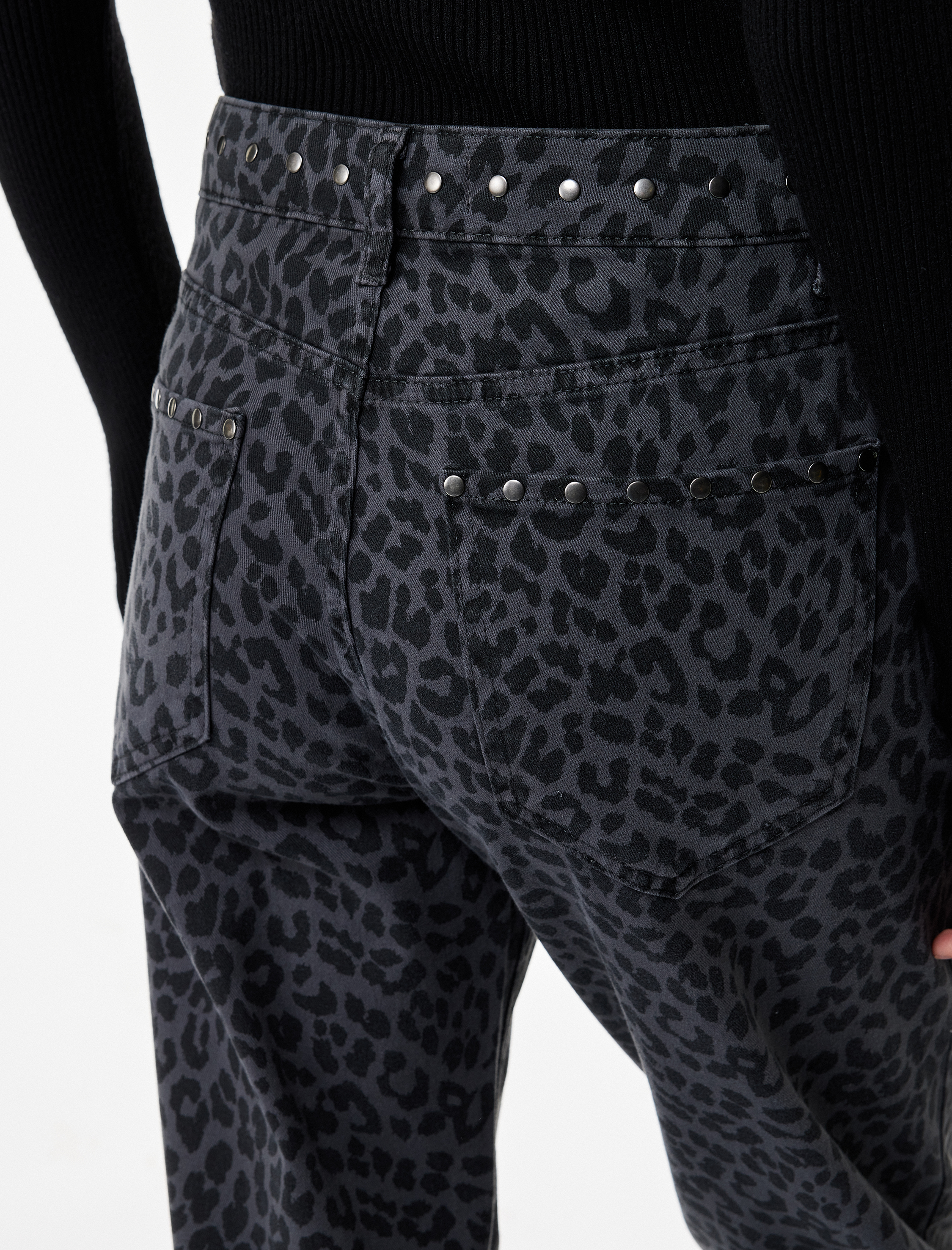   Koton X Sibil Çetinkaya - Leopar Desenli Metal Aksesuarlı İspanyol Paça Jean Pantolon - Flare Jeans