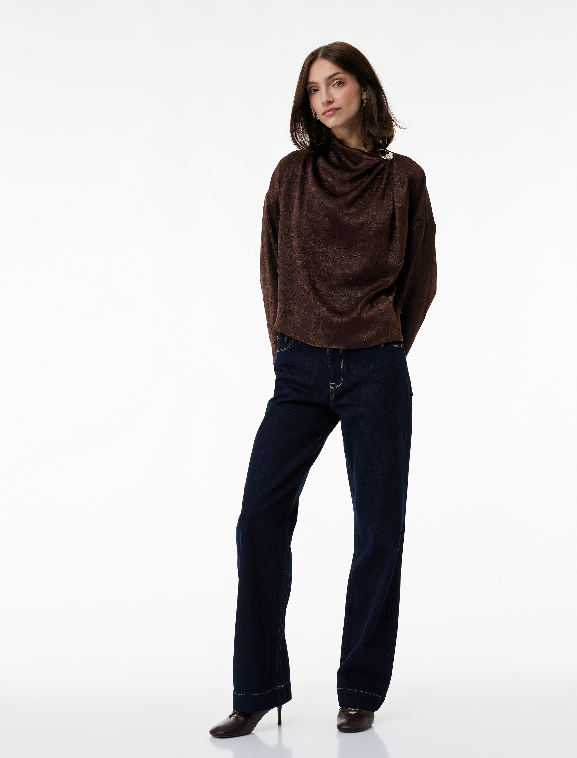   Metal Aksesuarlı Asimetrik Yaka Uzun Kollu Dokulu Saten Bluz